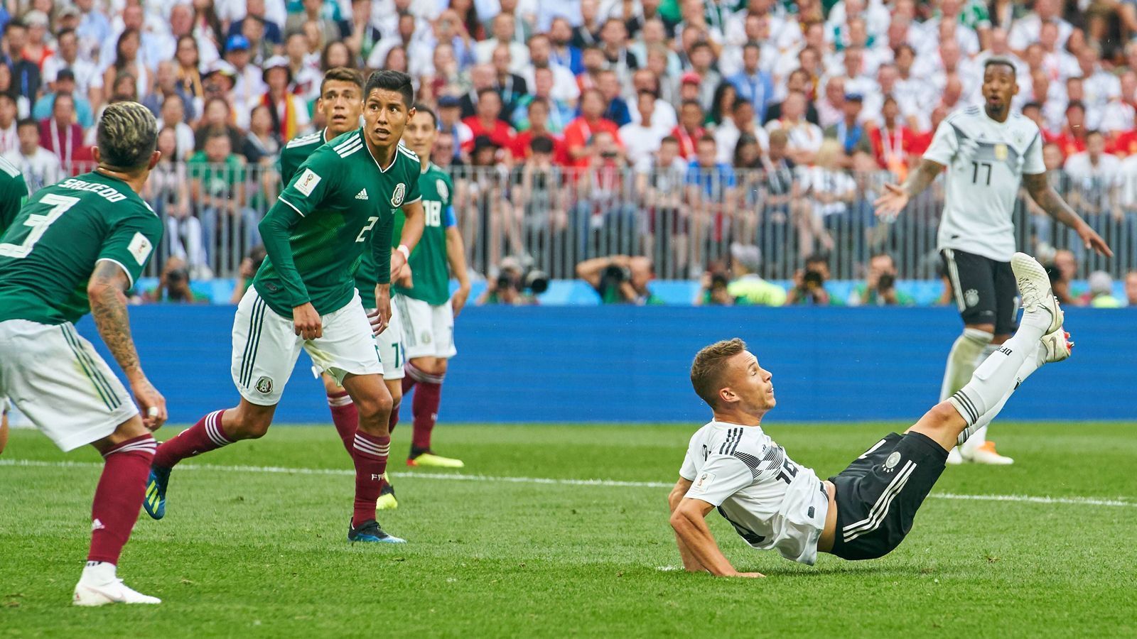 
                <strong>17.6.2018 - WM-Endrunde: Deutschland - Mexiko 0:1</strong><br>
                Mit einer arroganten Auf- und vor allem Einstellung startet der amtierende Weltmeister das Projekt Titelverteidigung. Löw schont Marco Reus für die vermeintlich wichtigen Spiele. Die erste Halbzeit ist ein einziges Desaster. Mexiko verfolgt eine simple Taktik, nimmt Toni Kroos aus dem Spiel und kontert blitzschnell über die rechte Seite der Deutschen. Nach 35 Minuten und einigen vergeben Chancen zuvor gelingt dem Mexikaner Hirving Lozano das Tor des Tages.
              