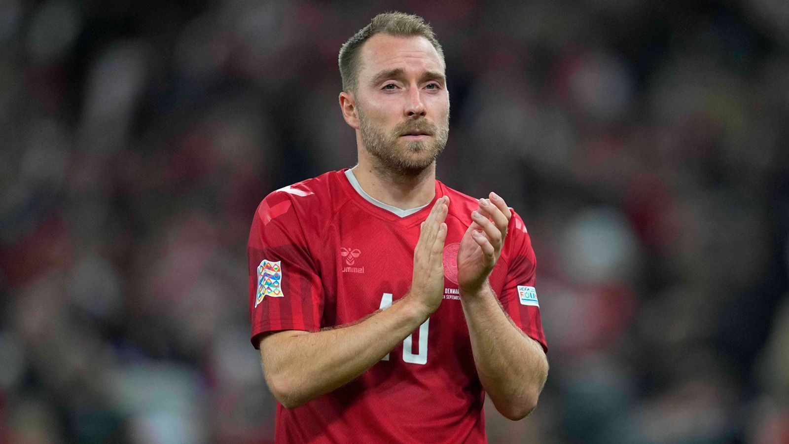 
                <strong>11. Platz: Dänemark</strong><br>
                Dänemark verlor bei der Europameisterschaft im letzten Jahr erst in der Verlängerung des Halbfinales gegen England. Spielmacher Christian Eriksen (Bild), der bei der EM einen Herzstillstand erlitt, ist wieder fit. Das Team ist eingespielt, hat eine souveräne Qualifikation absolviert und in der Nations League Frankreich geschlagen. Es gibt also einige Gründe, warum die Dänen in Katar als Geheimfavoriten an den Start gehen.
              