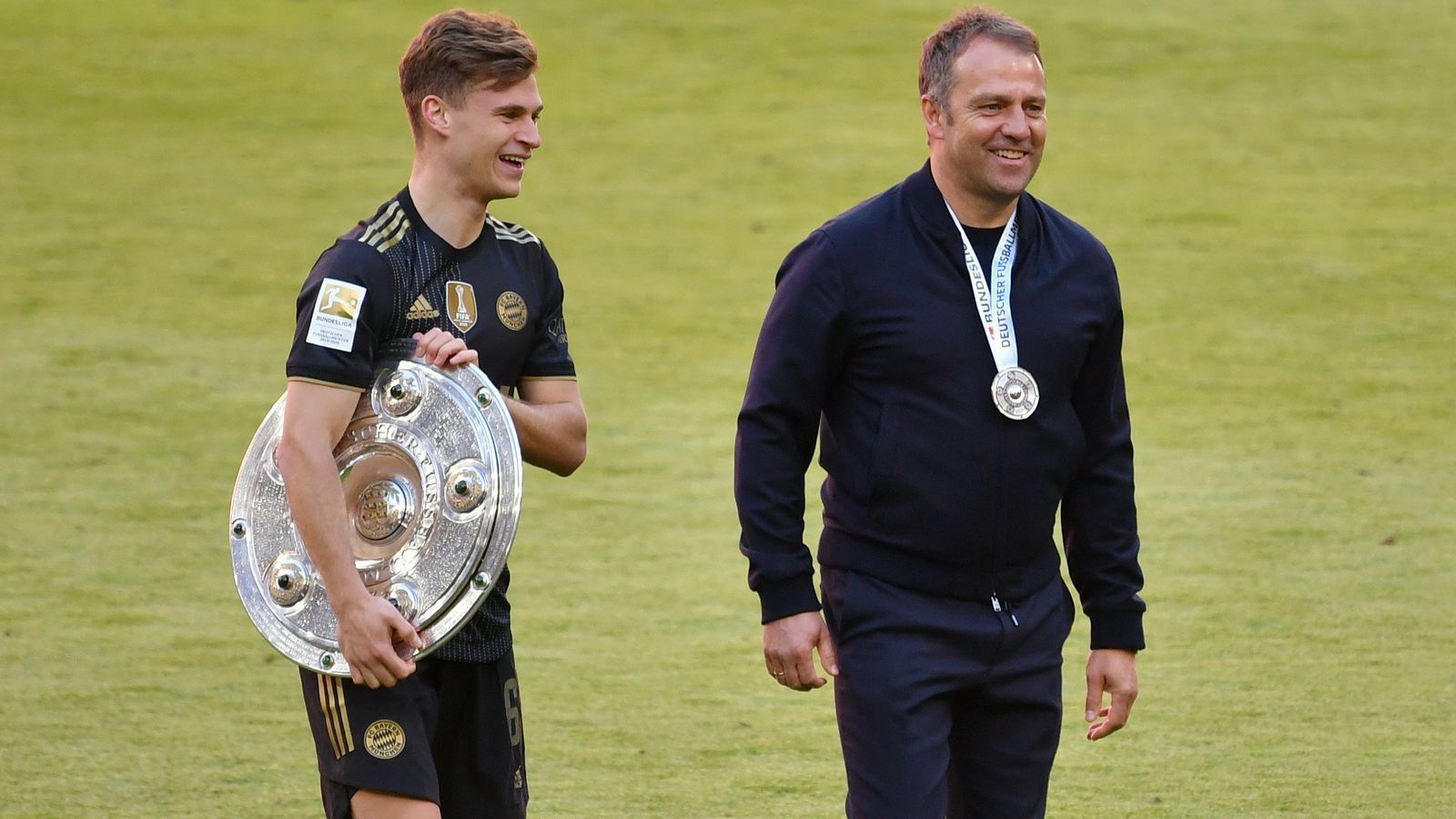 
                <strong>Hansi Flick (FC Bayern München)</strong><br>
                Die Bayern eilten mit Hansi Flick in gut anderthalb Jahren von Titel zu Titel, doch hinter den Kulissen brodelte es. Nicht zuletzt aufgrund des schlechten Verhältnisses zwischen dem Erfolgstrainer und Sportvorstand Hasan Salihamidzic entschied sich Flick, seinen noch bis 2023 laufenden Vertrag schon zwei Jahre vorher zu beenden. Flick verabschiedete sich zuletzt mit dem Meistertitel aus München, dem neunten in Folge für die Münchner, die bereits Julian Nagelsmann als Nachfolger aus Leipzig holten. Für Flick geht es nach der EM 2021 als Bundestrainer weiter. Er folgt auf Joachim Löw. 
              