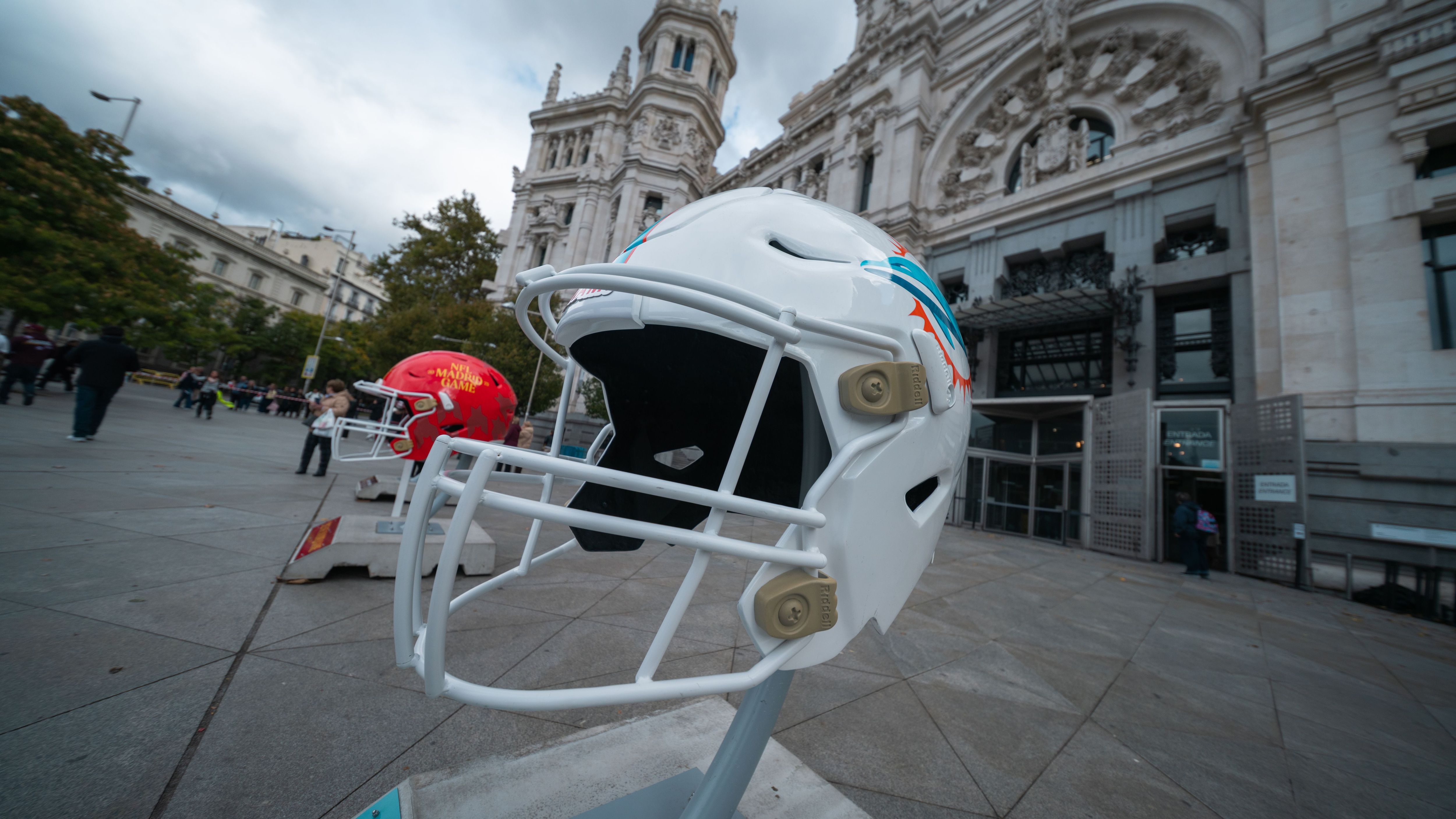 <em><strong>NFL: So teuer sind Essen und Getränke beim NFL-Spiel in Madrid</strong><br>Die NFL ist zu Gast in der spanischen Hauptstadt: Die Miami Dolphins treffen auf die Washington Commanders. Welche Preise für Speisen und Getränke&nbsp; die Fans im Bernabeu-Stadion von Real Madrid erwarten, verrät euch&nbsp;<strong>ran</strong>.</em>