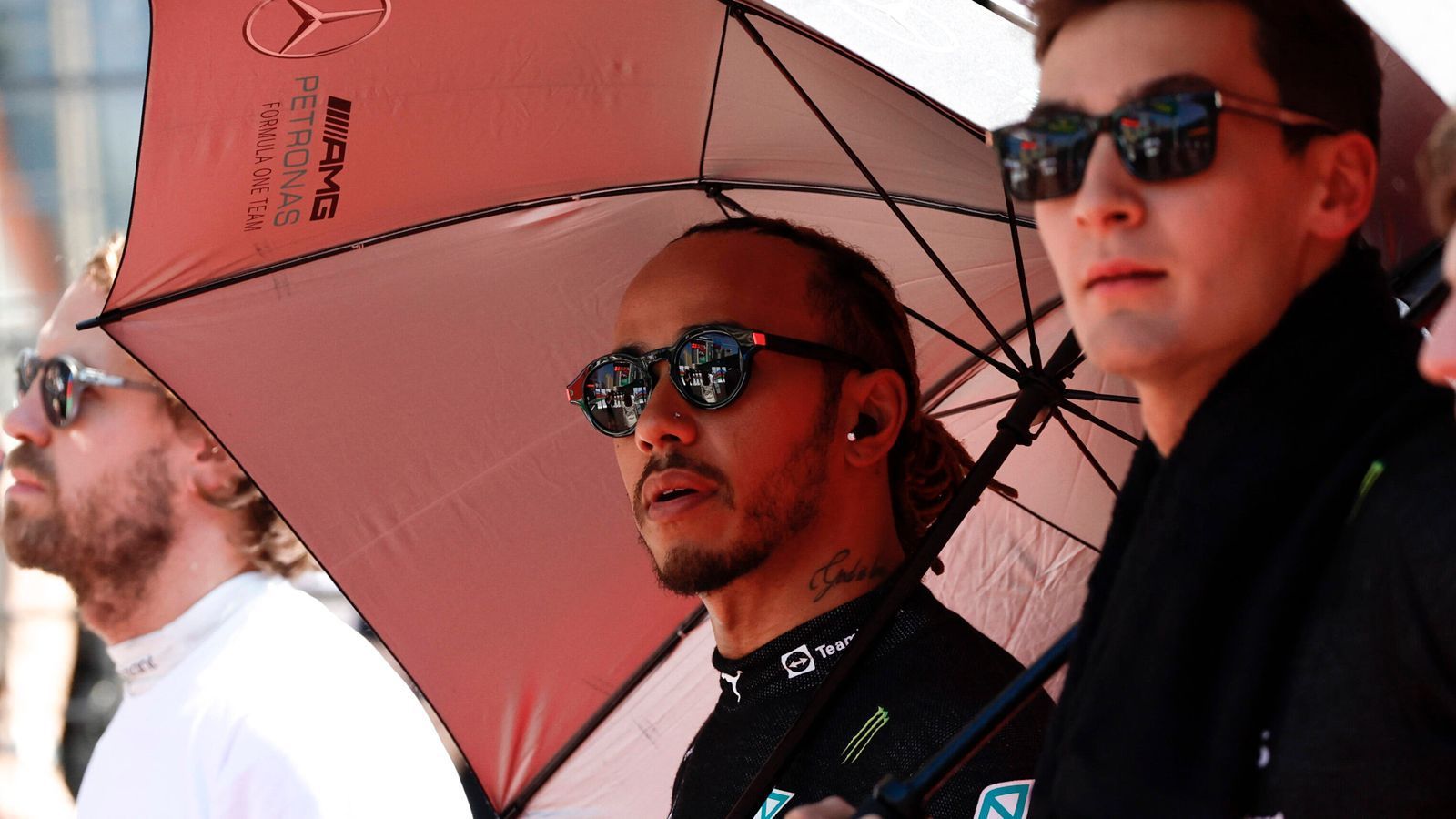 
                <strong>Lewis Hamilton im Schatten von George Russell: Wachablösung bei Mercedes?</strong><br>
                Die Stimmen werden lauter, dass George Russell dem siebenmaligen Weltmeister Lewis Hamilton bei Mercedes den Rang abläuft, dass eine Wachablösung ansteht. Ist Hamilton ein Auslaufmodell? ran begibt sich auf Spurensuche.
              