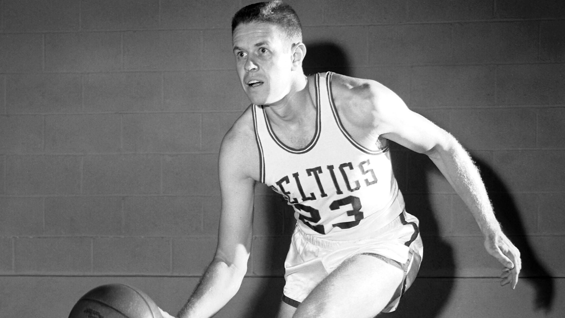 <strong>NBA Finals 1957: Boston Celtics vs. St. Louis Hawks 4:3</strong><br>Die Celtics gewannen 1957 ihre erste NBA-Meisterschaft, indem sie die Hawks in einer dramatischen Serie mit 4:3 bezwangen. Das entscheidende siebte Spiel im Boston Garden wurde erst nach zwei Verlängerungen mit 125:123 entschieden - es ist bis heute das einzige Game 7 der NBA-Finals, das in der zweiten Overtime entschieden wurde.