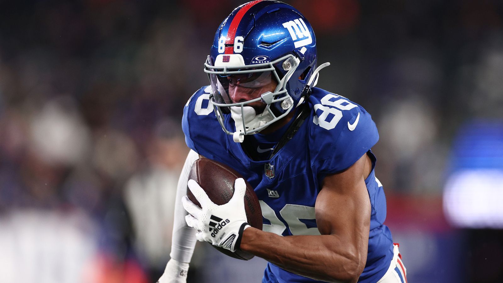 <strong>New York Giants - Darius Slayton (Wide Receiver)</strong><br>Die letzte Saison war für Slayton eine echte Achterbahnfahrt, wenn nicht sogar die letzten Jahre. Im vergangenen August dachten viele Experten, er könnte den Roster Cut nicht überstehen, wurde dann aber zum besten Receiver der Giants. In 2023 unterschrieb er einen Zweijahresvertrag über 12 Millionen Dollar, will jetzt aber offenbar mehr. Mit ihrem ersten Draft-Pick im Draft 2024 holte das Team mit Malik Nabers Konkurrenz.