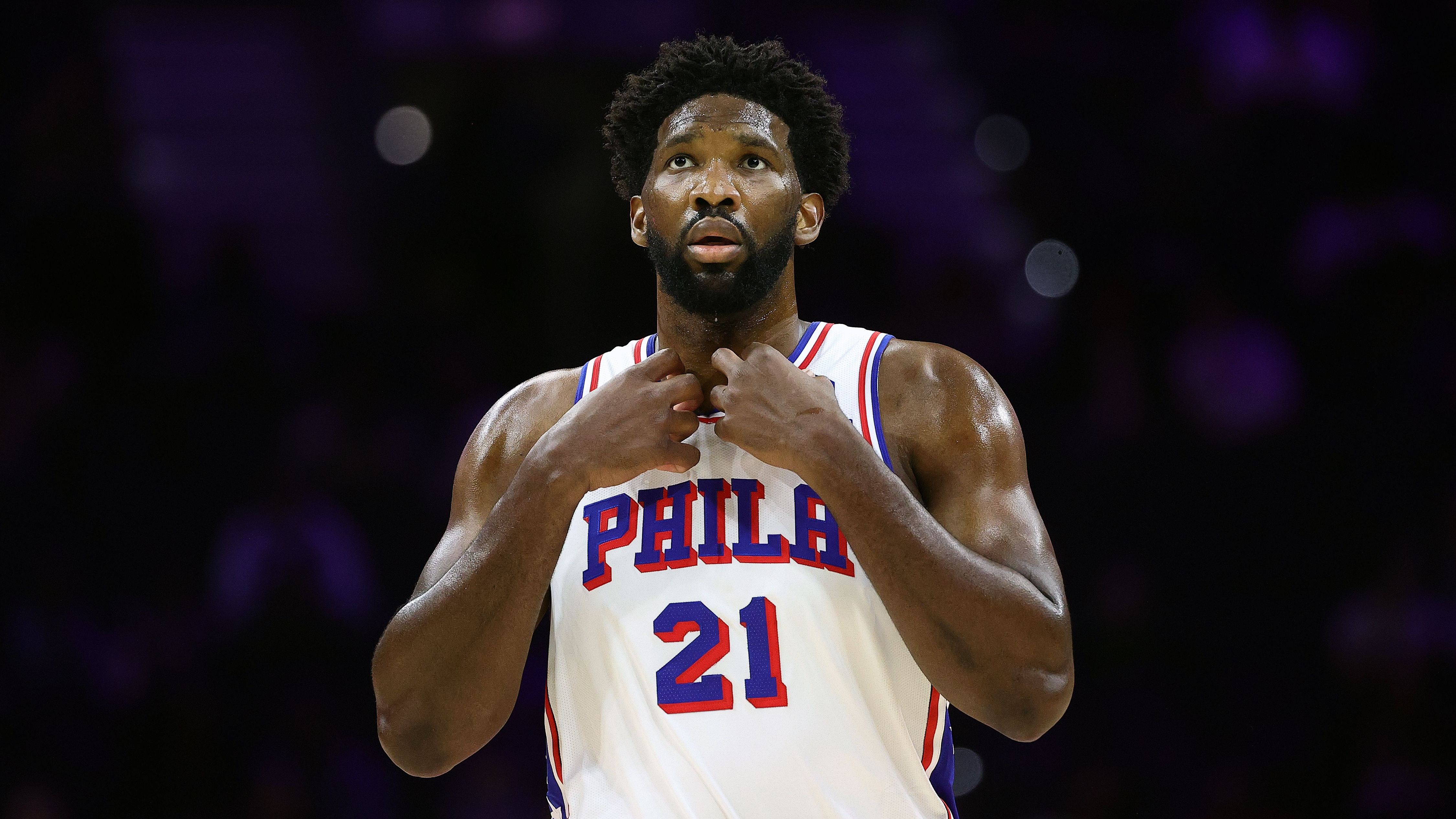 <strong>Geteilter 2. Platz: Joel Embiid (Philadelphia 76ers) </strong><br>Position: Center <br>Gehalt 2023/24: 47.607.350 US-Dollar <br>Gesamtvolumen: 213.280.928 US-Dollar <br>Vertragszeitraum: 2023 – 2026 (plus Spieler-Option für Verlängerung bis 2027)