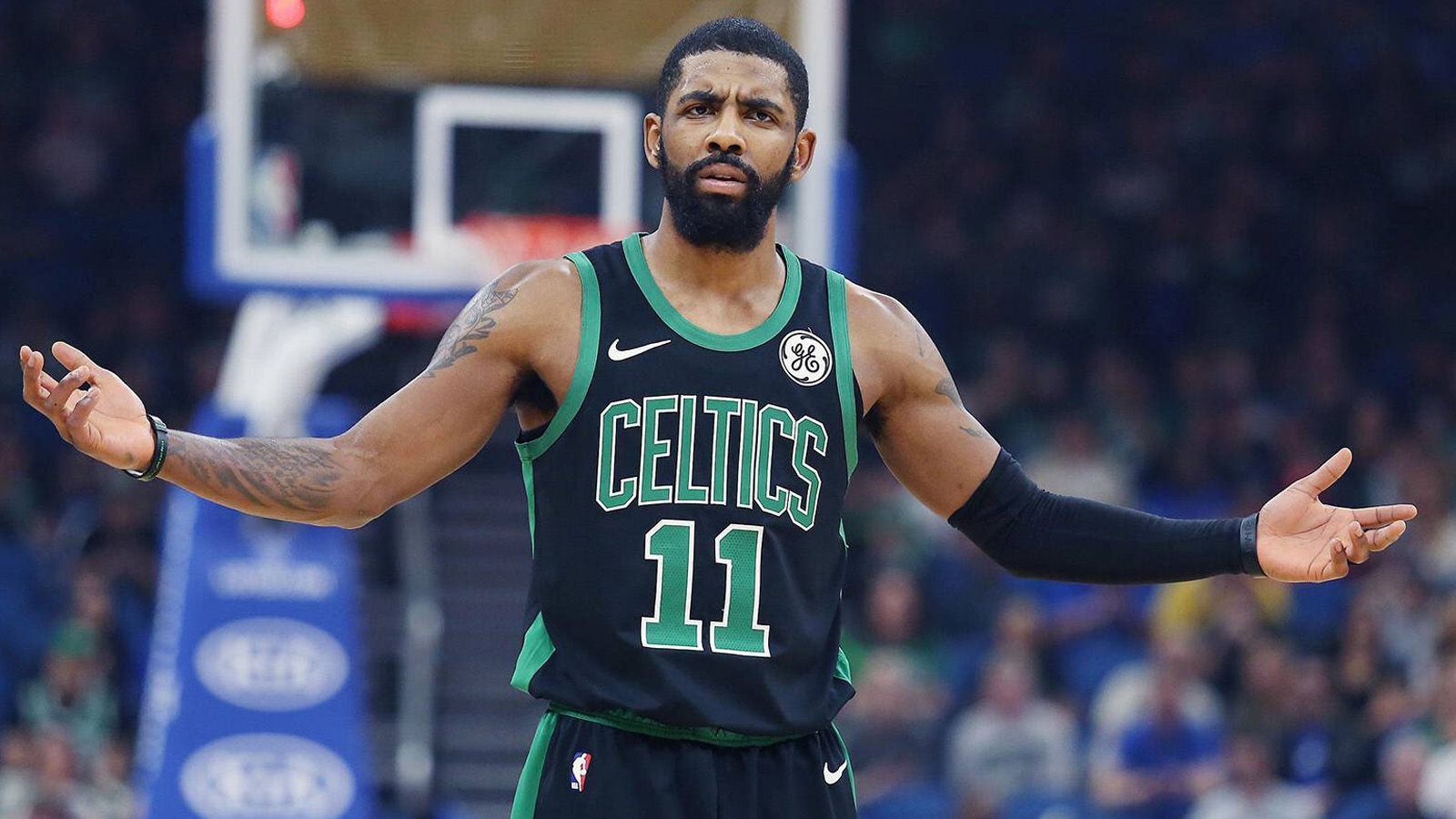 
                <strong>Wie reagiert Boston auf Irving?</strong><br>
                ... denn in Boston schaut Kyrie Irving mit seinen Brooklyn Nets im TD Garden vorbei. Es kann davon ausgegangen werden, dass der ehemalige Point Guard der Celtics einige Pfiffe ertragen muss. Irving versprach im Herbst letzten Jahres, dass er seinen Vertrag in Boston verlängert. Bekanntlich kam es jedoch anders ...
              