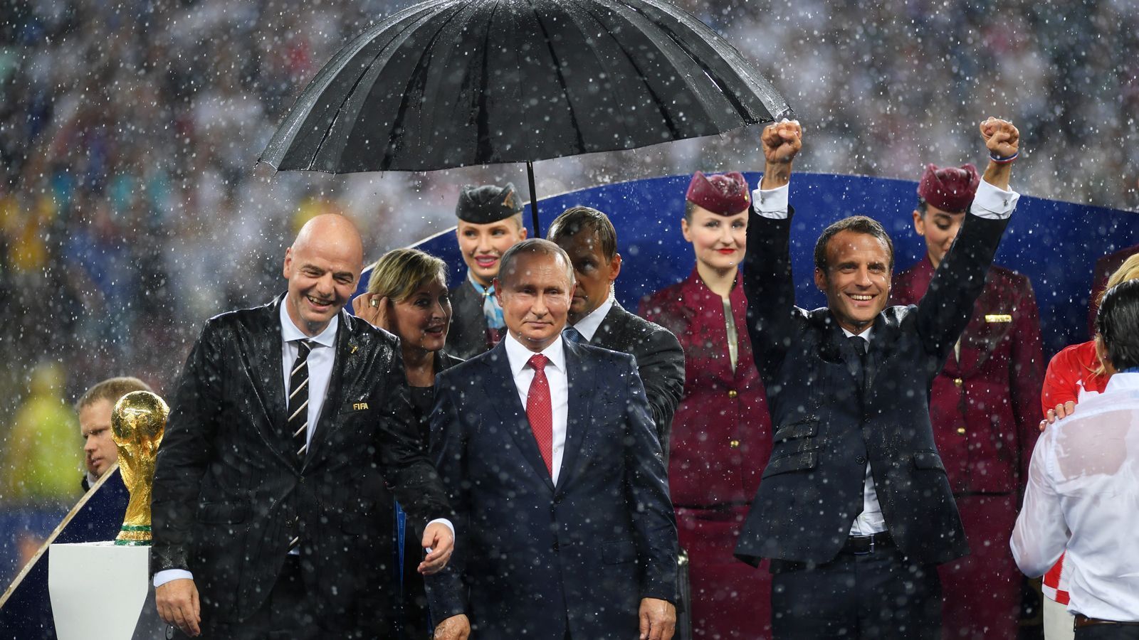 
                <strong>Der große Regen kommt</strong><br>
                Kaum stehen FIFA-Präsident Gianni Infantino, Wladimir Putin, Frankreichs Präsident Emmanuel Macron und die kroatische Präsidentin Kolinda Grabar-Kitarovic für die Zeremonie bereit, bricht in Moskau strömender Regen aus.
              