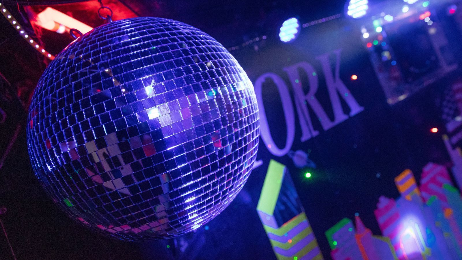 
                <strong>Disco</strong><br>
                Witzig: In den Musik-Tempeln und Clubs ist es nicht viel lauter als bei Kare Walkert. Die Tanzwütigen werden mit rund 100 Dezibel beschallt.
              