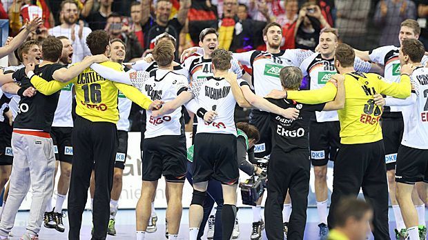 
                <strong>Bilder zum EM-Finale Deutschland gegen Spanien</strong><br>
                So seh'n Sieger aus - die Handball-Helden zelebrieren ihren Coup von Krakau tanzend.
              