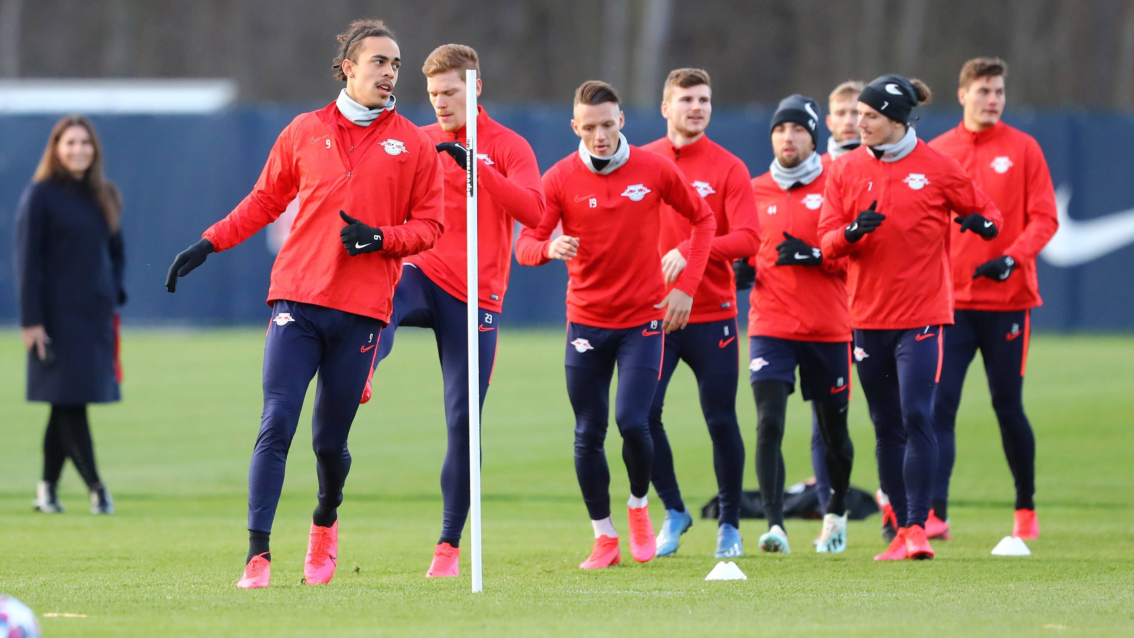 
                <strong>RB Leipzig </strong><br>
                Das erste volle Mannschaftstraining fand am Mittwoch statt. Die Mannschaft wird vor dem Restart am Vereinsgelände in Quarantäne gehen, vermutlich ab Samstag. "Wir haben alle Vorkehrungen getroffen, in der Akademie zu bleiben, analog zum Konzept der DFL", sagte Geschäftsführer Oliver Mintzlaff.
              