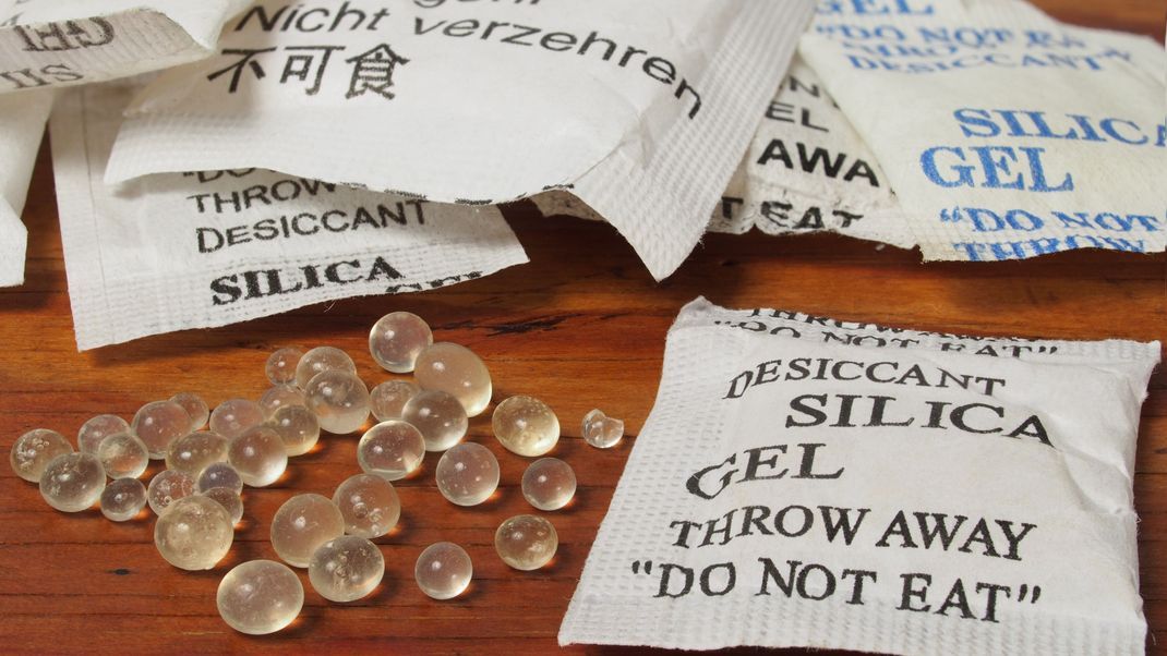 Auf Silica-Gel-Beuteln steht meist "Wegwerfen" und "Nicht essen".