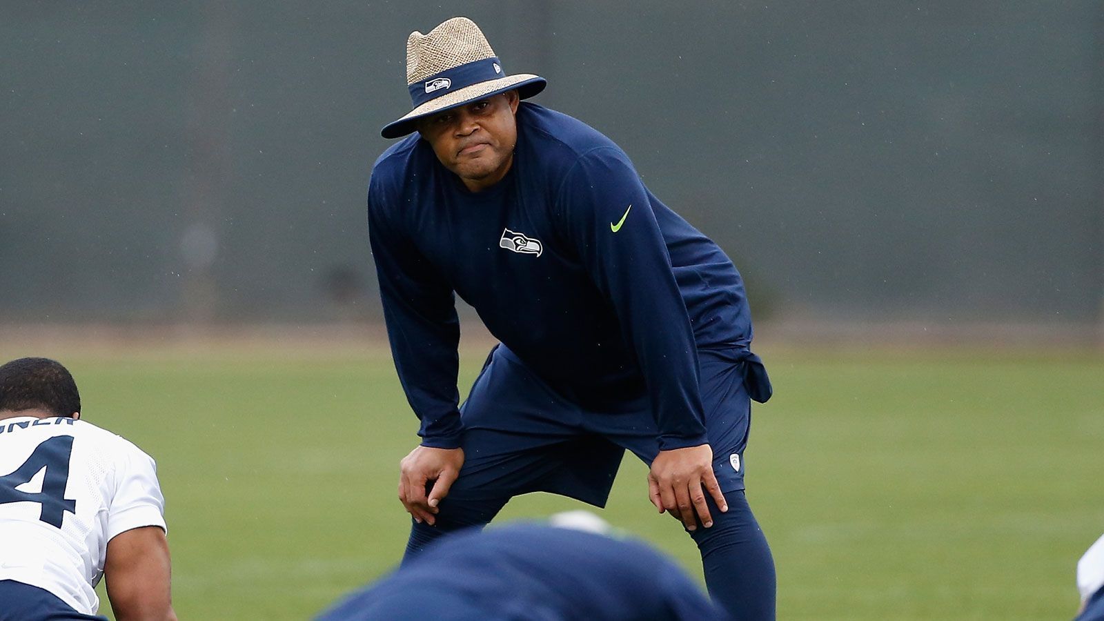 
                <strong>Gewinner: Ken Norton jr.</strong><br>
                Ken Norton jr. ist der Mann, der künftig mit Adams arbeiten darf. Der Defensive Coordinator ist seit 2018 in dieser Rolle bei den Seahawks aktiv, beim Super-Bowl-Triumph in der Saison 2013 war er noch für die Linebacker zuständig. Jetzt kann Norton an einer neuen "Legion of Boom" basteln, von deren Original er nur noch die letzten Züge miterlebt hat. Adams erweitert seine Möglichkeiten wegen dessen Flexibilität ungemein, außer dem Zugang verfügt der Ex-Profi der Dallas Cowboys und der San Francisco 49ers über namhafte Defense-Säulen wie Linebacker Bobby Wagner, die Cornerbacks Shaquill Griffin und Tre Flowers sowie Safety Quandre Diggs. Damit sollte sich doch einiges aufbauen lassen.
              