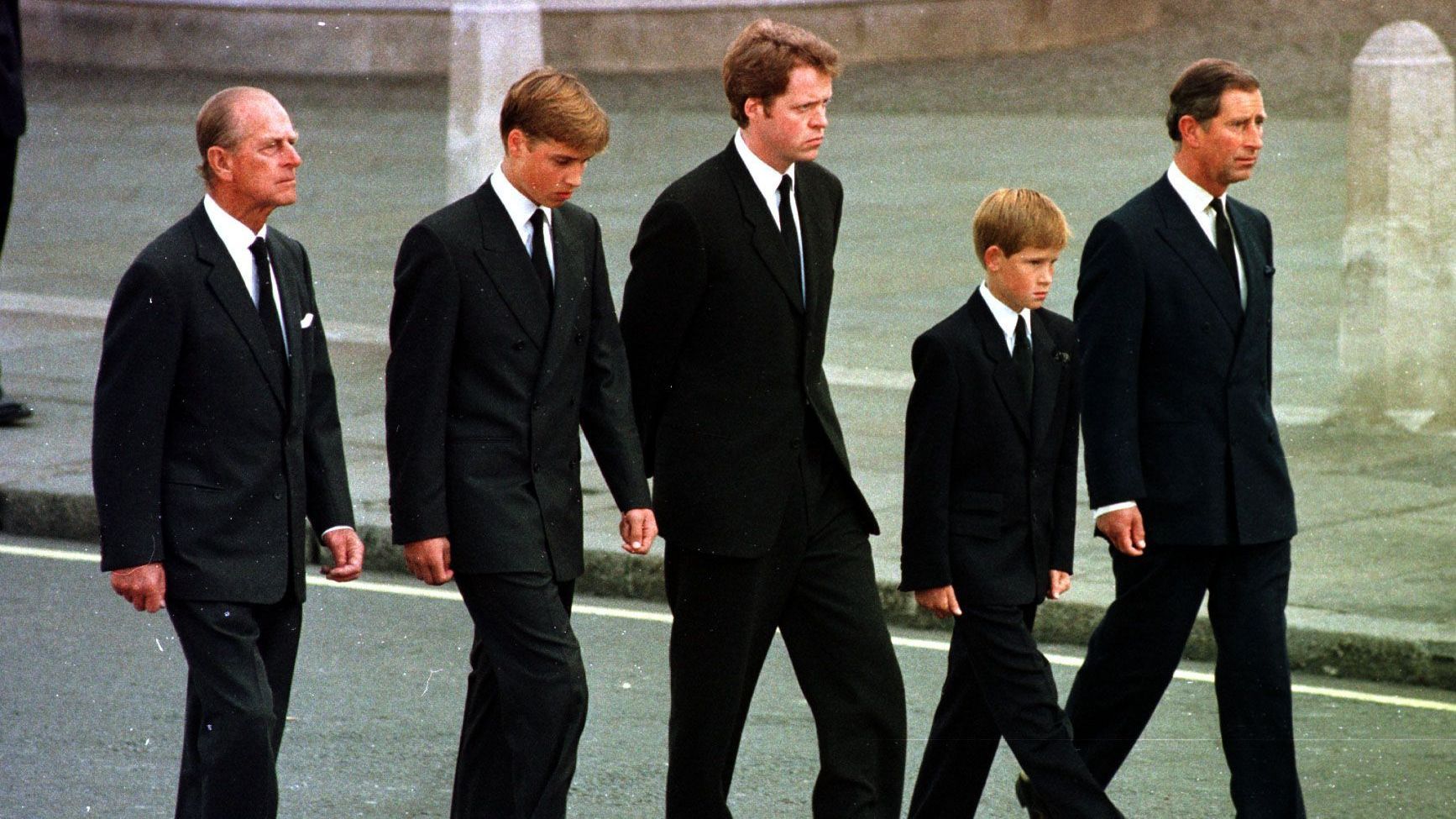 v.l.: Prinz Philip, Prinz William, Earl Althorp, Prinz Harry und Prinz Charles beim Trauerzug von Lady Diana.