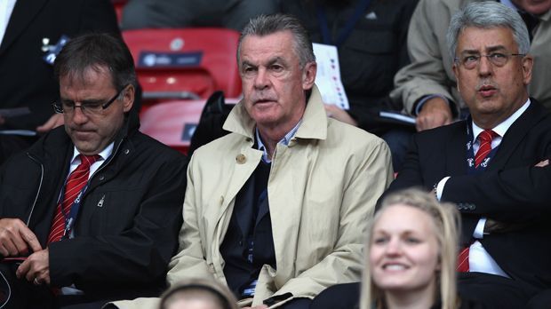 
                <strong>Ottmar Hitzfeld und sein Mantel</strong><br>
                Auch der Trenchcoat von Ottmar Hitzfeld (Mi.) hat schon Kult-Status. 1994 gewinnt der damalige Dortmund-Coach ein Auswärtsspiel beim FC Bayern München - danach wird der Mantel nie wieder ausgezogen. 1997 gewinnt er die Champions League und lässt den Trenchcoat anschließend versteigern. Für die Schweizer Nationalmannschaft kauft er sich einen neuen.
              