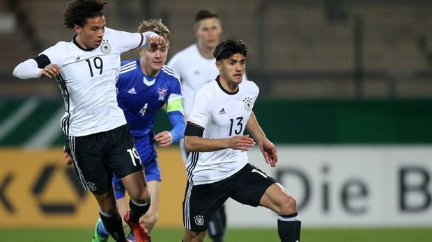 
                <strong>U21: Das sind die Kandidaten für Joachim Löw</strong><br>
                Die deutsche U21 ist weiter auf Rekordjagd. Gegen die Türkei am Donnerstag kann das DFB-Team den 13. Sieg in Folge feiern und die eigene Bestmarke weiter ausbauen. Auch wenn Trainer Stefan Kuntz einigen neuen Spielern eine Chance gibt, strotzt der Kader vor Qualität. Wer hat die besten Chancen für einen baldigen Aufstieg zu den Weltmeistern? ran.de macht den Check.
              