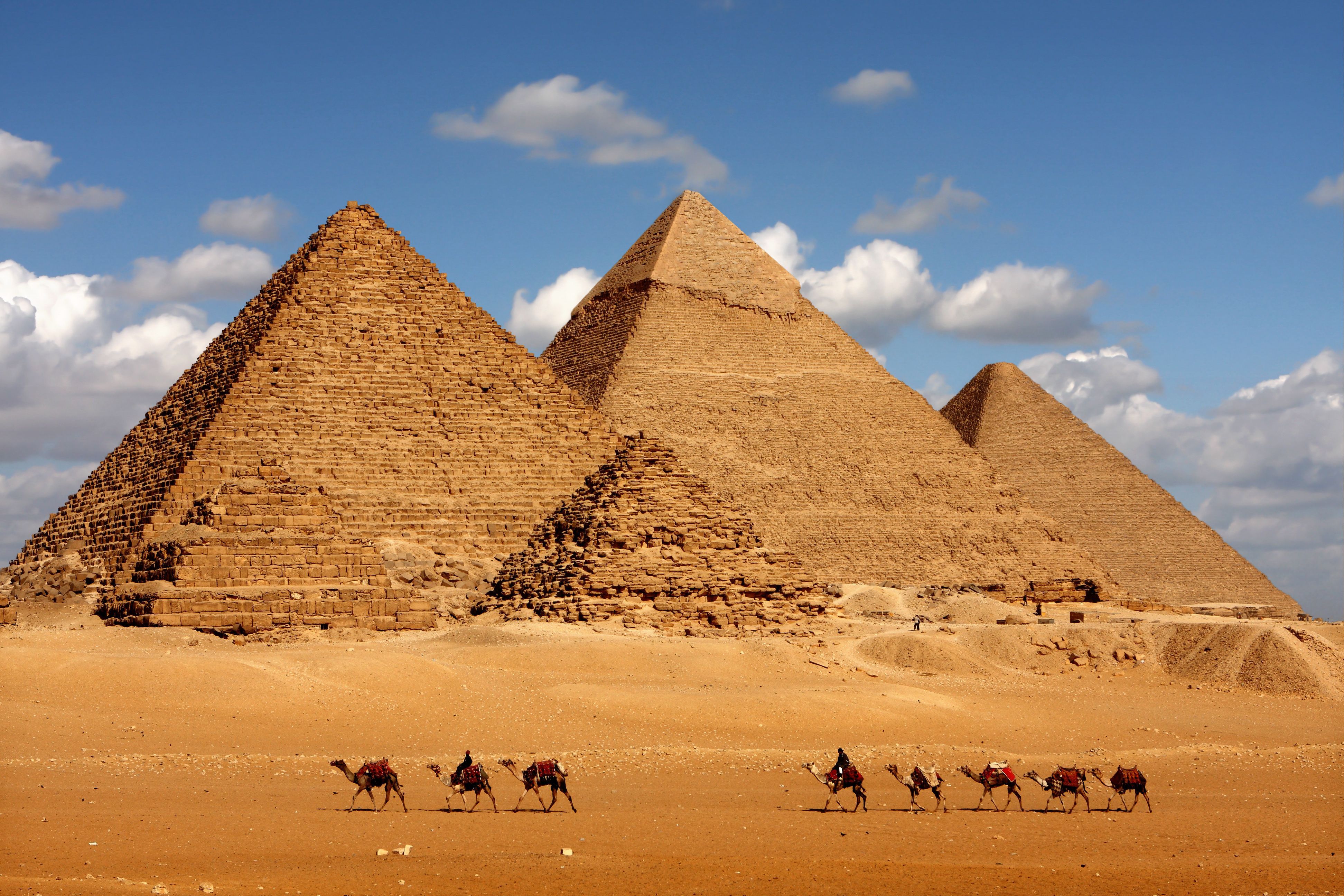 Die Cheops-Pyramide von Gizeh ist mit 146 Metern Höhe und einer Grundfläche von rund 53.000 Quadratmetern (230 × 230 Metern) die größte ägyptische Pyramide. Sie besteht aus etwa 2,3 Millionen Steinblöcken mit einem jeweiligen Gewicht von bis zu 50 Tonnen. Ihre Bauzeit betrug etwa 20 Jahre. Die Cheops-Pyramide ist rund 4.500 Jahre alt.