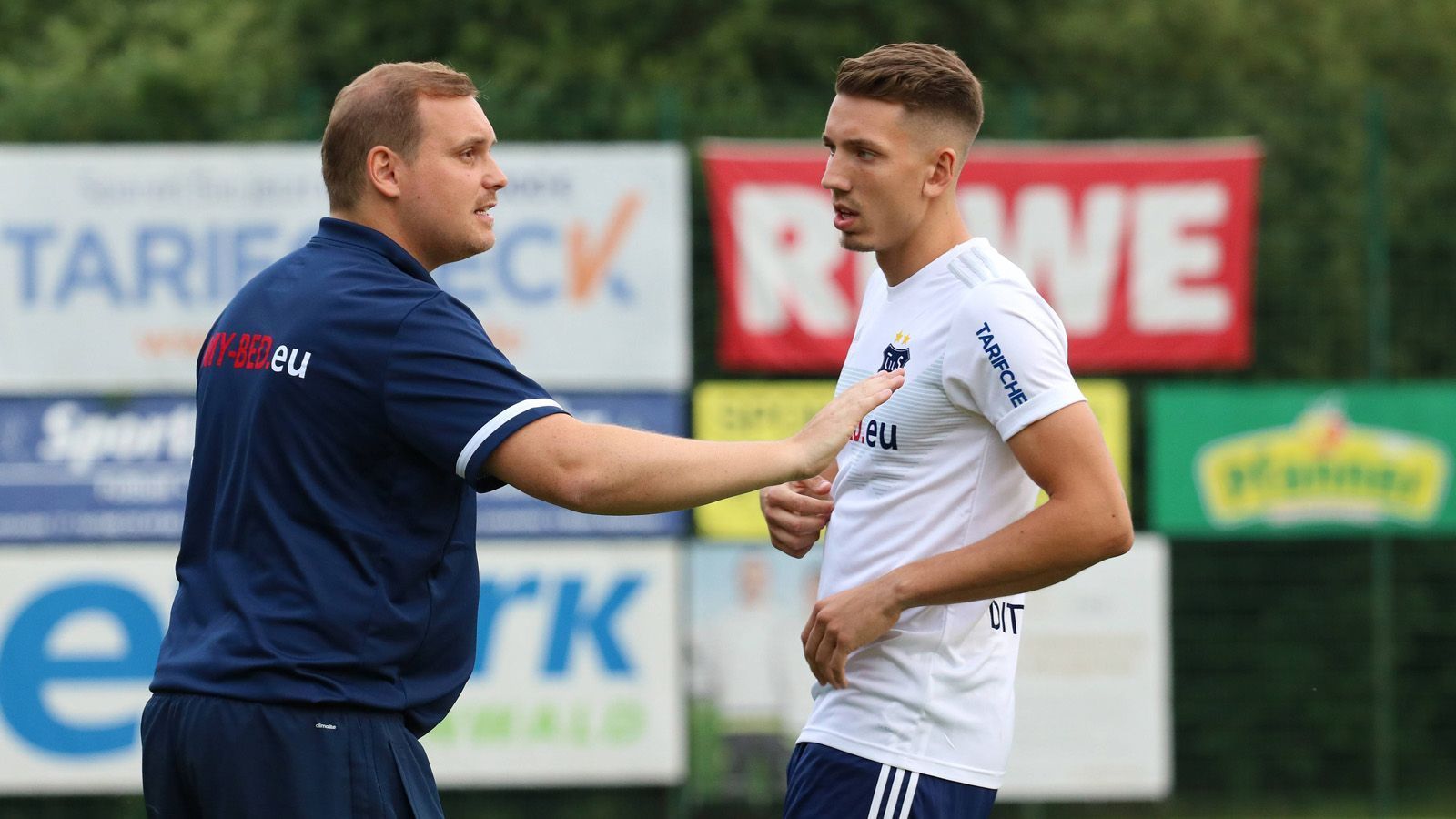 
                <strong>TuS Dassendorf (Oberliga Hamburg)</strong><br>
                Im Hamburger Vorort Dassendorf freut man sich auf Zweitligist Dynamo Dresden als Gegner in der ersten Runde. Trainer Jean-Pierre Richter wird seine Mannschaft nicht zusätzlich motivieren müssen, gegen den zwei Klassen höher spielenden Favoriten aus Sachsen. Einziger Wermutstropfen: Trotz Heimrecht muss der Oberliga-Klub über 500 Kilometer zum "Heimspiel" reisen, da die Partie in Zwickau stattfindet. "Wir hatten keine andere Möglichkeit. Es gab keine Alternativen in der näheren Umgebung", begründete Dassendorfs Sportchef Jan Schönteich die Situation. Auch die Tatsache, dass viele Dynamo-Fans kommen würden, hatte laut Schönteich bei Vereinen rund um Dassendorf keine Freudenstürme ausgelöst. Trotz der Distanz darf sich der Oberligist der Mitreise seiner Anhängerschaft sicher sein.
              