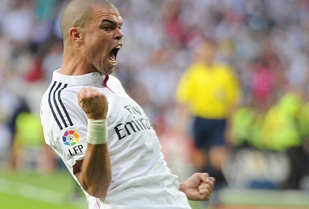 
                <strong>Real Madrid vs. FC Barcelona</strong><br>
                Pure Emotionen! Pepe lässt sich nach dem wichtigen Tor vor der Kurve der Real-Fans feiern. Der Portugiese weiß, wie wichtig den Anhängern ein Sieg im Clasico ist.
              