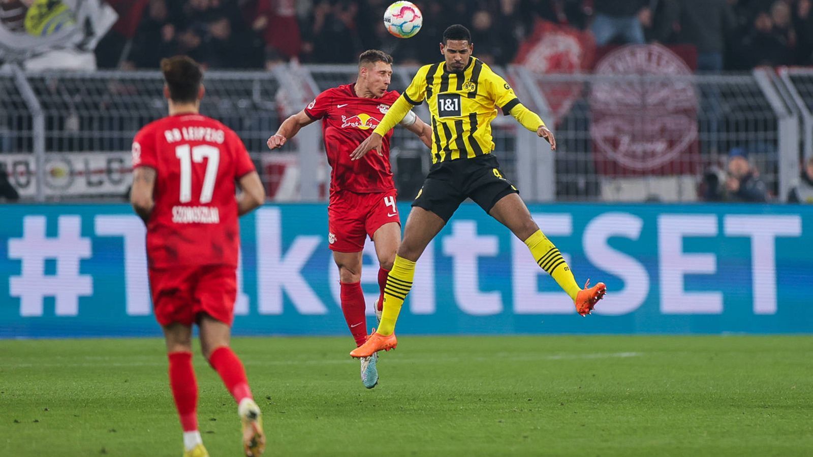 
                <strong>Sebastien Haller (Borussia Dortmund)</strong><br>
                Der Ivorer ist der einzige reine Stürmer im BVB-Spiel und hängt bei Leipziger Ballbesitz häufig allein vor den gegnerischen Innenverteidigern. Generell bekommt der 28-Jährige wenige Gelegenheiten, um sich in Szene zu setzen, die wenigen Flanken in seine Richtung kann der großgewachsene Angreifer nicht verwerten. Wird in der 72. Minute von Anthony Modeste ersetzt. ran-Note: 3
              