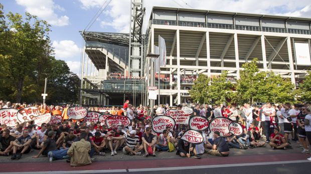 
                <strong>KoelnProtest2</strong><br>
                Vor dem Spiel sorgten die Fans des FC mit einer Sitzblockade dafür, dass der Mannschaftsbus nicht ins Stadion kam. Das Spiel musste mit 15 Minuten Verspätung angepfiffen werden. Auch hier gab es unzählige Protestplakate. Ermittlungen des DFB-Kontrollausschusses gab es für den FC obendrauf.
              