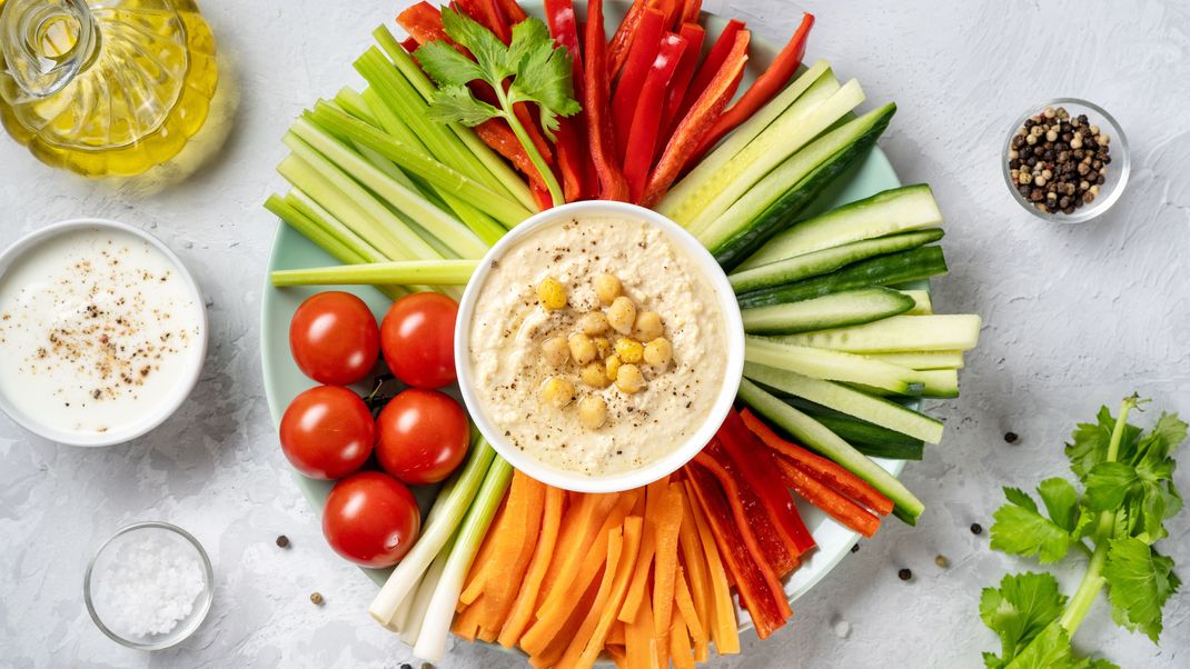 Bis das Fleisch, der Grillkäse oder auch Spieß fertig gegrillt ist, sind Gemüse-Snacks mit leckeren Dips ein hervorragender Appetizer.