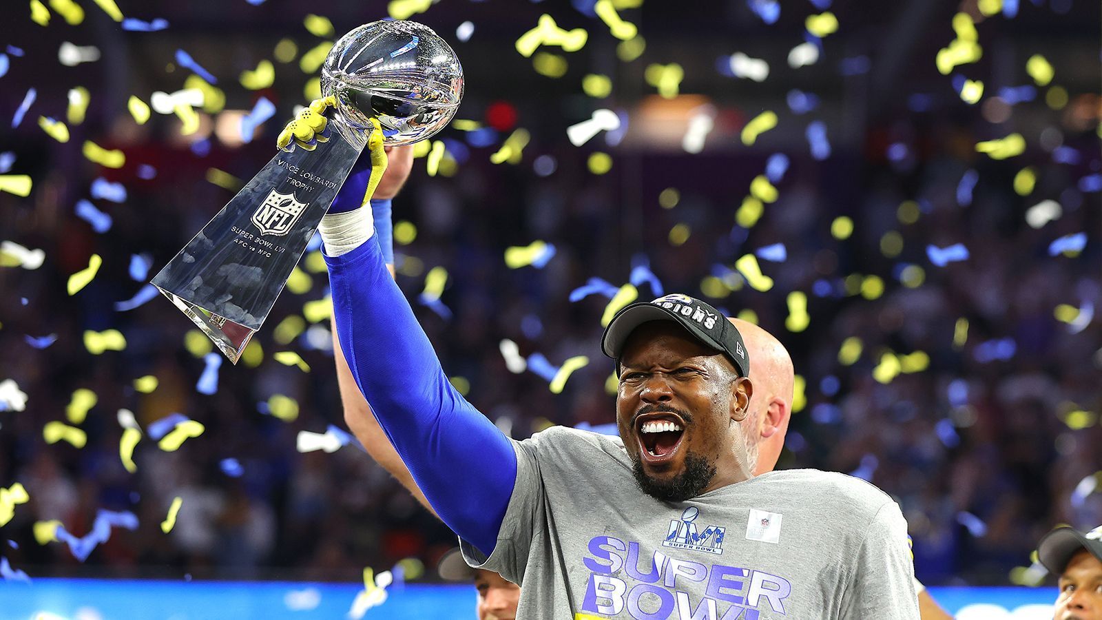 
                <strong>Los Angeles Rams: Von Miller</strong><br>
                Mit einem Super Bowl in der Hand lässt es sich sicherlich gut verhandeln. Nachdem Von Miller mitten in der Saison zu den Rams getradet wurde, hatte er ein paar Start-Schwierigkeiten. Spätestens in der Postseason lief der Motor des ehemaligen Super-Bowl-MVP heiß und er steuerte allein in den Playoff-Spielen 22 Pressures und vier Sacks bei. Die Rams stehen vor einer Menge kniffliger Entscheidungen, von Miller sollte ganz oben auf der Prioritäts-Liste stehen.
              