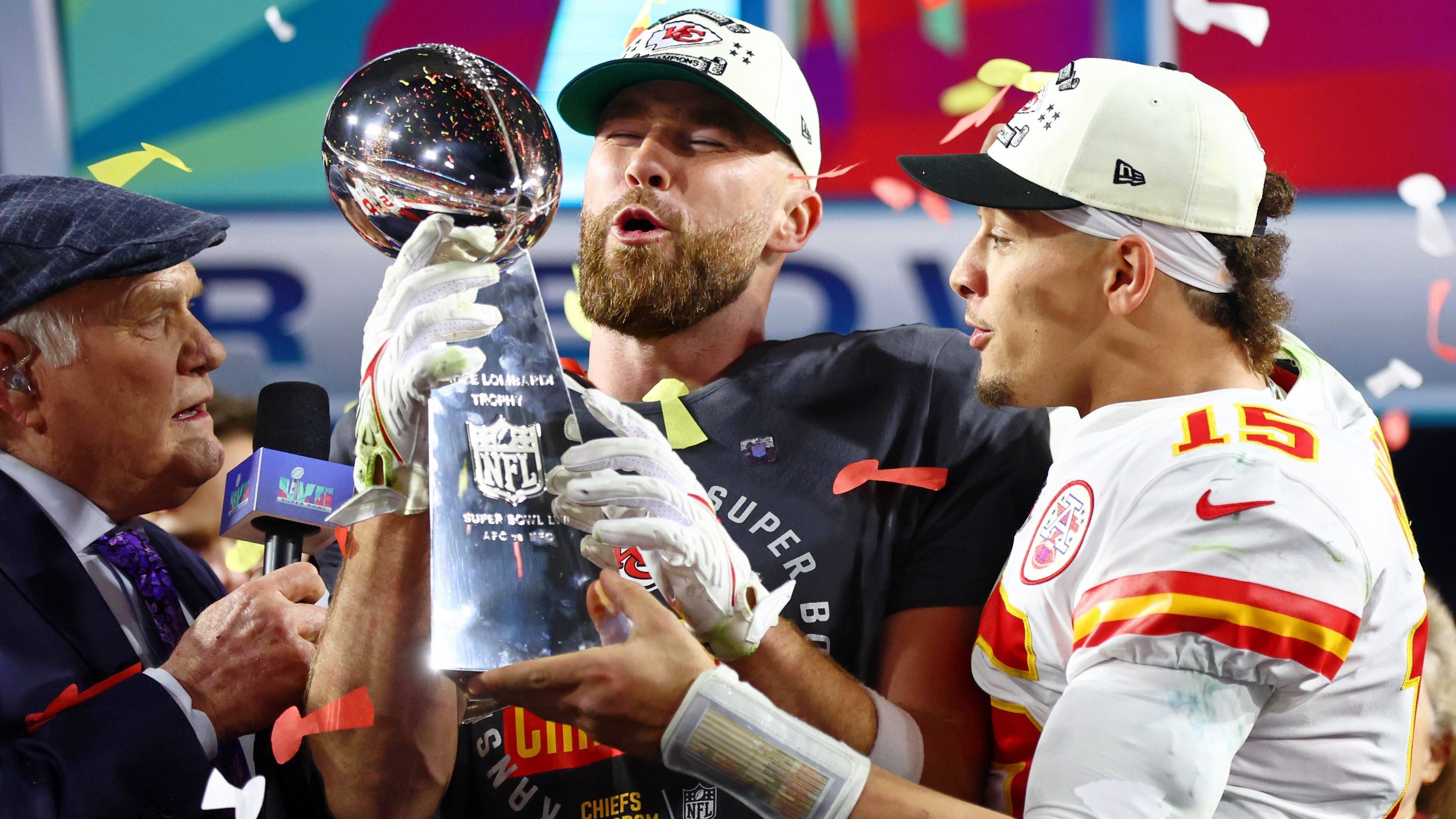 
                <strong>Bauen die Chiefs eine große Dynastie auf?</strong><br>
                Mahomes ist 27 und noch neun Jahre bei den Chiefs angestellt. Aktuell ist kaum vorstellbar, dass er in dieser Zeit keinen Super Bowl mehr gewinnt. Der Kader ist jung genug, um die nächsten Jahre zu prägen. Zudem sind die Chiefs nun in einem Jahr Super-Bowl-Sieger geworden, das nach dem Abschied von Tyreek Hill durchaus hätte komplizierter verlaufen können. Um eine Dynastie zu formen, muss viel zusammenkommen - aber aktuell haben Reid und Mahomes alles unter Kontrolle.
              