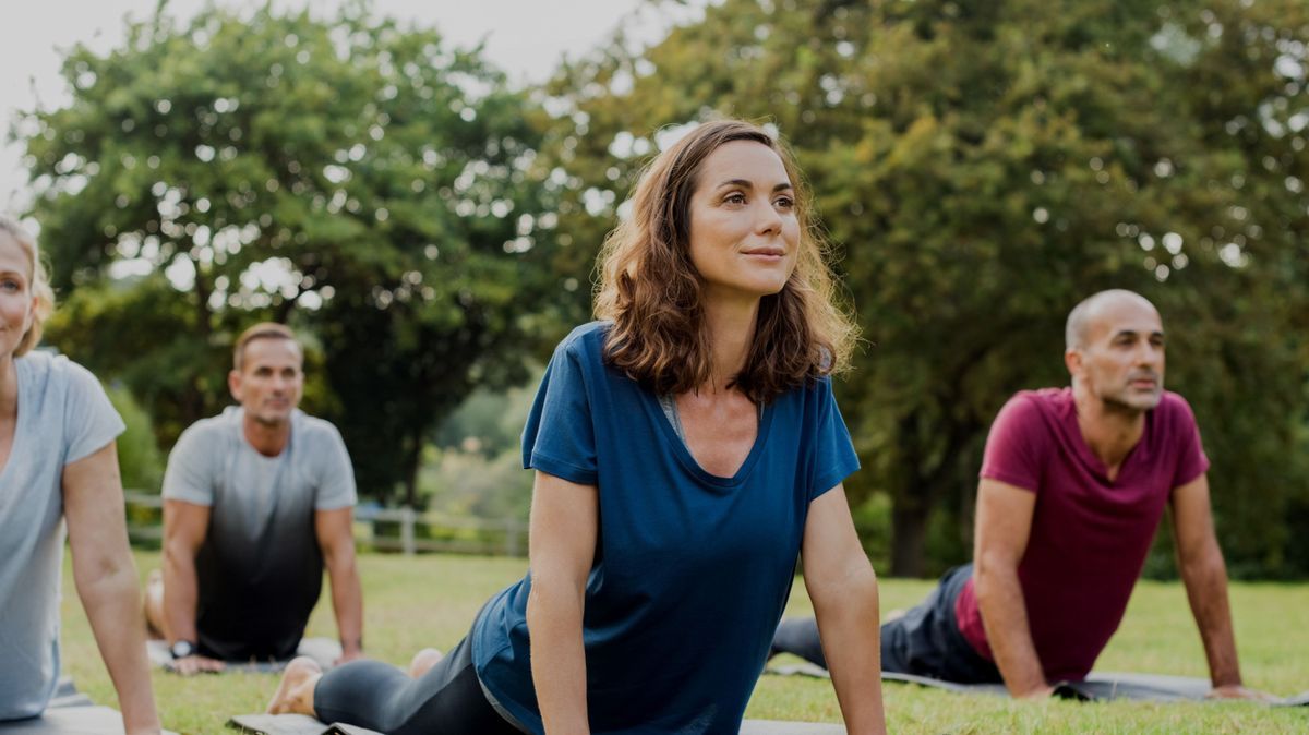 Frau macht im Freien Yoga.