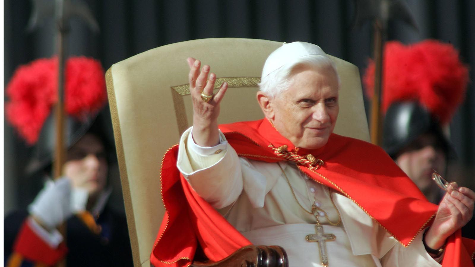 
                <strong>Wir sind Papst </strong><br>
                Nach dem Tod von Johannes Paul II. wird der deutsche Kardinal Josef Ratzinger im Konklave zum neuen Papst gewählt. Er trägt fortan den Namen Benedikt XVI.
              
