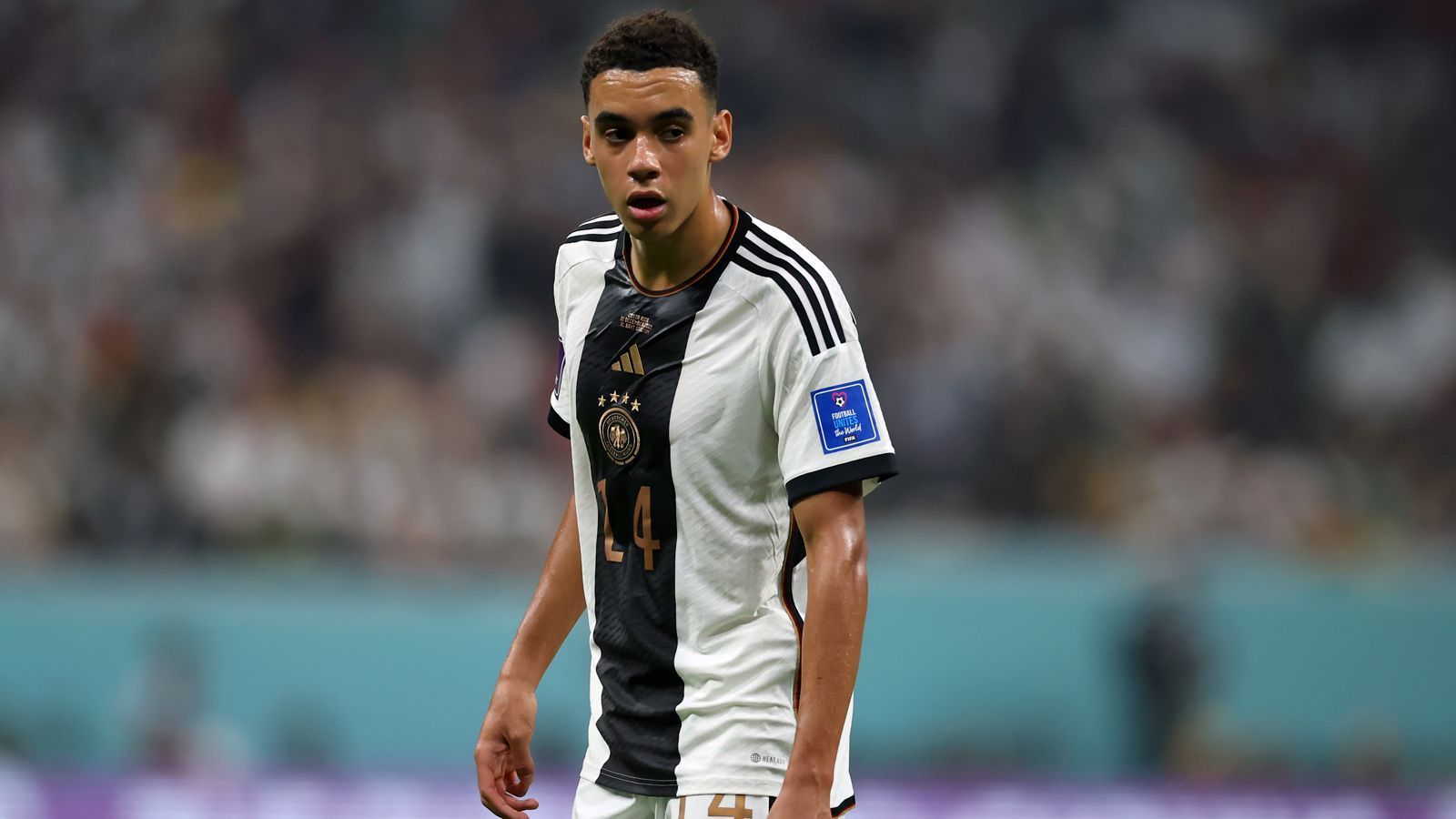 
                <strong>Jamal Musiala</strong><br>
                Obwohl seine erste WM-Teilnahme für Jamal Musiala mit dem Vorrunden-Aus mit einer heftigen Enttäuschung endete, agierte der Youngster persönlich überhaupt nicht enttäuschend - ganz im Gegenteil. Er war einer der wenigen Spieler, der über weite Strecken überzeugen konnte und auf den definitiv auch in Zukunft im DFB-Team gebaut wird. ran-Durchschnittsnote: 2,67
              