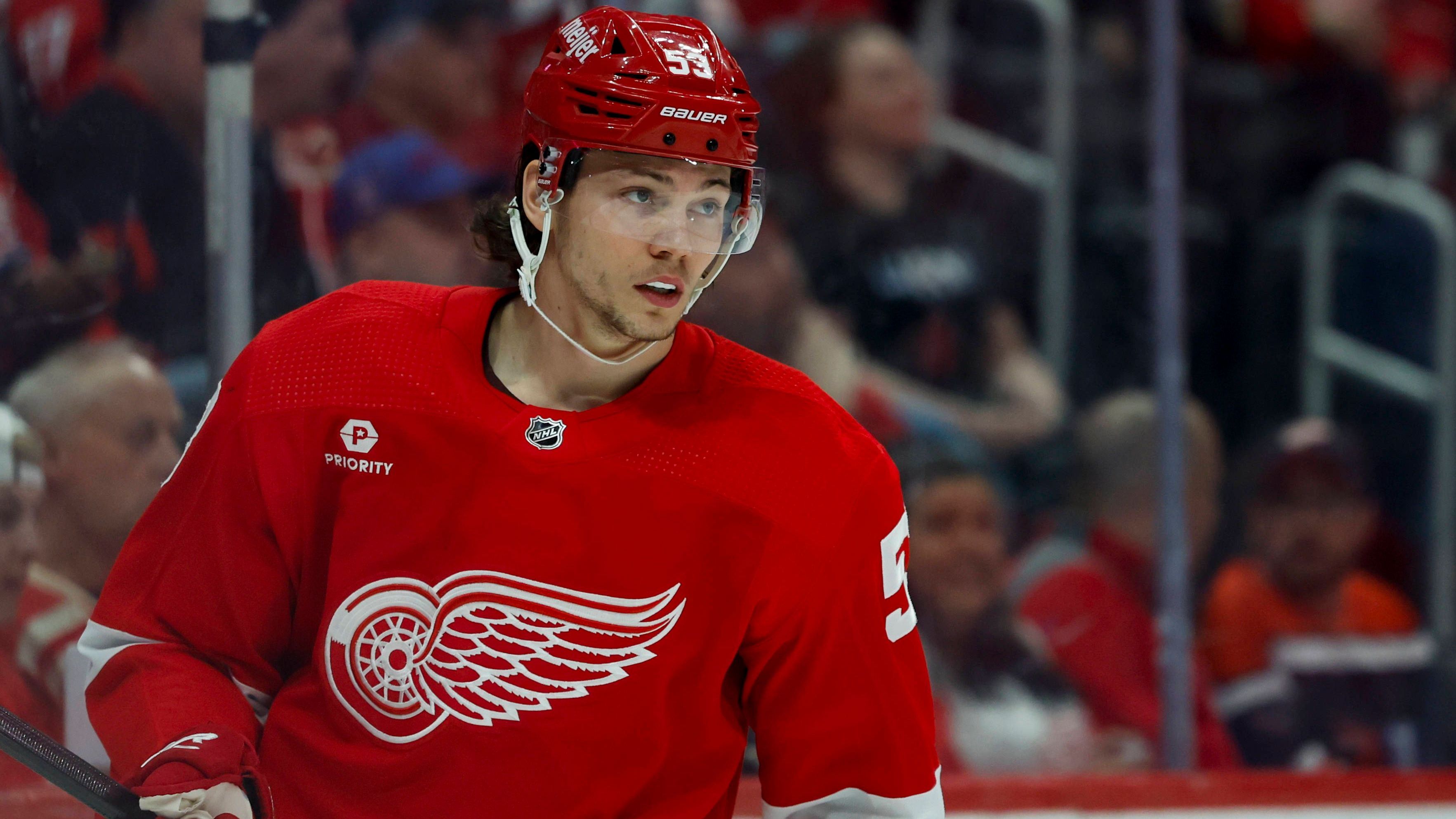 <strong>Moritz Seider (Detroit Red Wings)</strong><br>Haarscharf verpasste der Deutsche die Playoffs mit den Detroit Red Wings. In einer starken Atlantic Division hatten Seider und Co. ohnehin keine Chance auf einen Platz in den Top 3, den letzten Wild-Card-Platz in der Eastern Conference schnappten sich dann auch noch die Washington Capitals um Eishockey-Ikone Alexander Owetschkin.