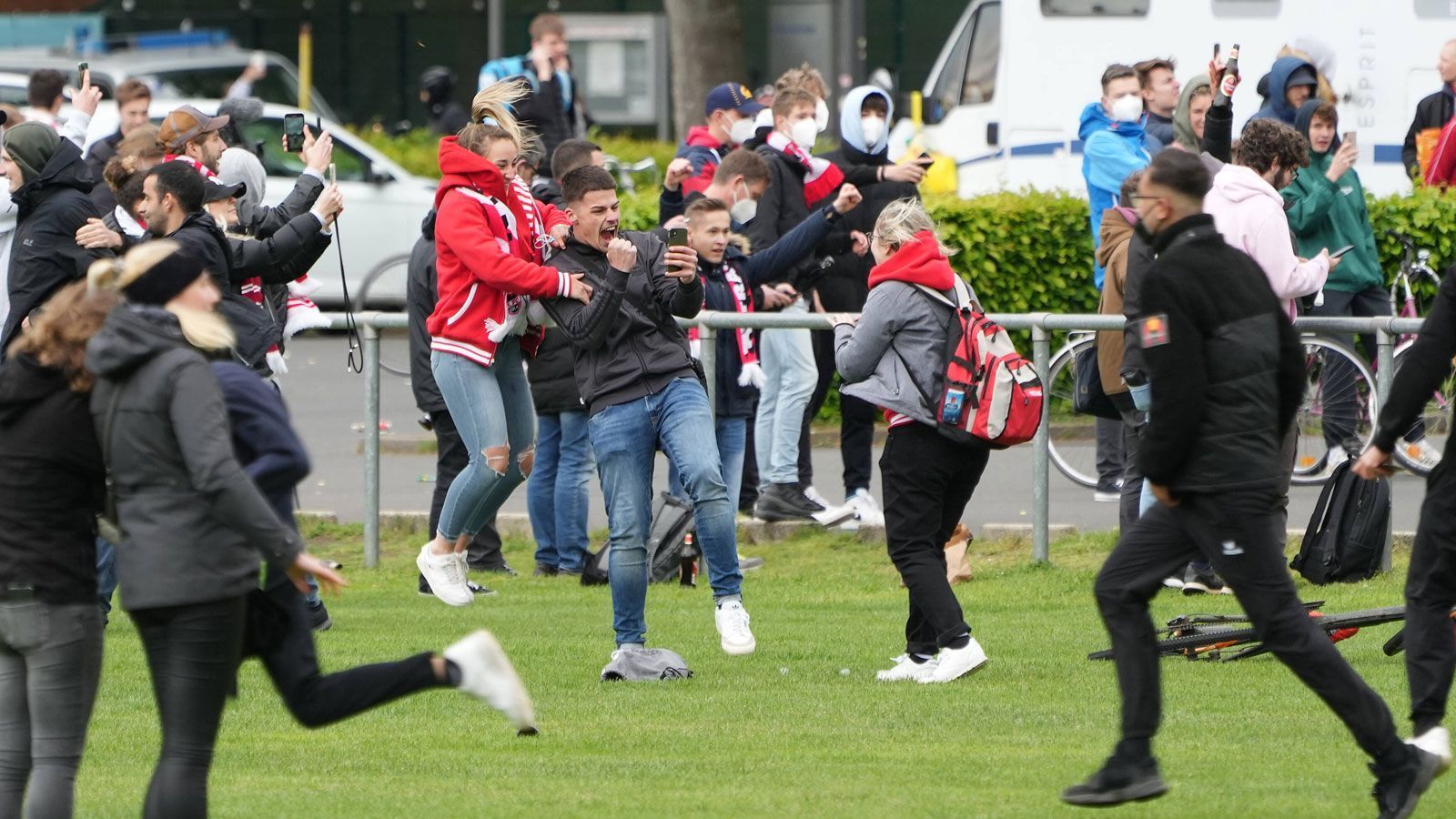 
                <strong>Köln: Eskalation vor dem Stadion</strong><br>
                Ganz anders ist die Lage im Westen der Republik - dort ist der Jubel natürlich groß.
              
