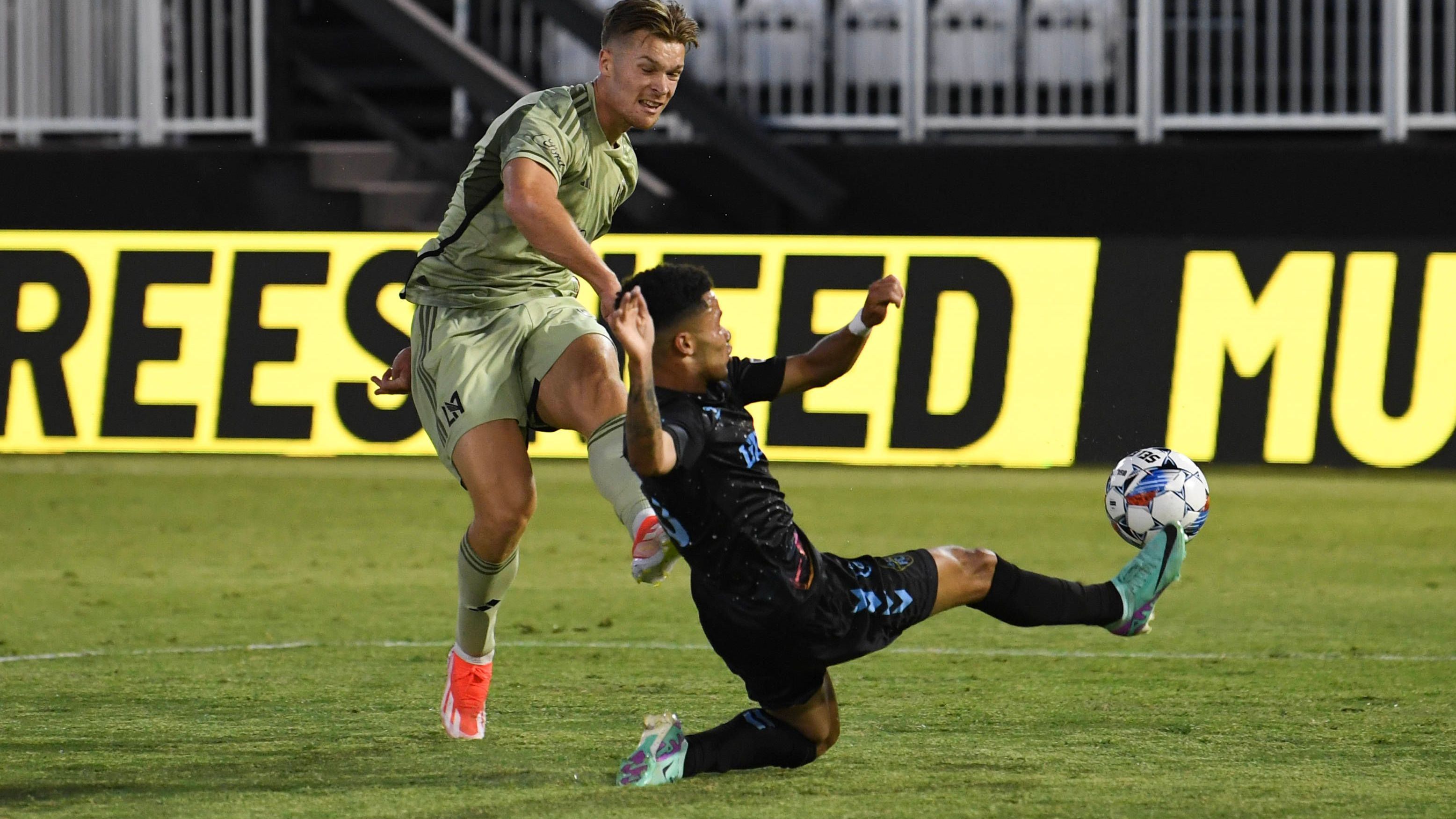 <strong>Luis Müller (Mittelstürmer - Los Angeles FC)</strong><br>Das Abenteuer USA des gebürtigen Cottbusers nimmt schnell Fahrt auf. Erst im März schloss Müller sich der zweiten Mannschaft an, zwei Monate später wurde er schon offiziell in die erste befördert. Bei seinem Debüt gegen RB New York um Kapitän Emil Forsberg gelang dem 23-Jährigen nach der Einwechslung in der 89. Minute direkt eine Vorlage. Die meisten Spiele absolviert der Ex-Kölner allerdings weiterhin für das MLS-Next-Pro-Team.