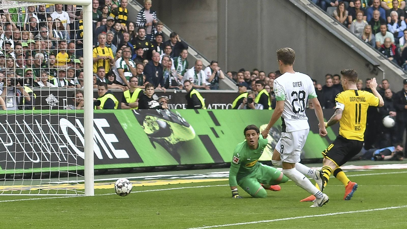 
                <strong>Marco Reus erhöht auf 2:0</strong><br>
                Die Dortmunder machen ihre Hausaufgaben. Marco Reus schiebt in der 54. Minute cool ein. Doch die Konkurrenz aus Bayern stolpert nicht.
              