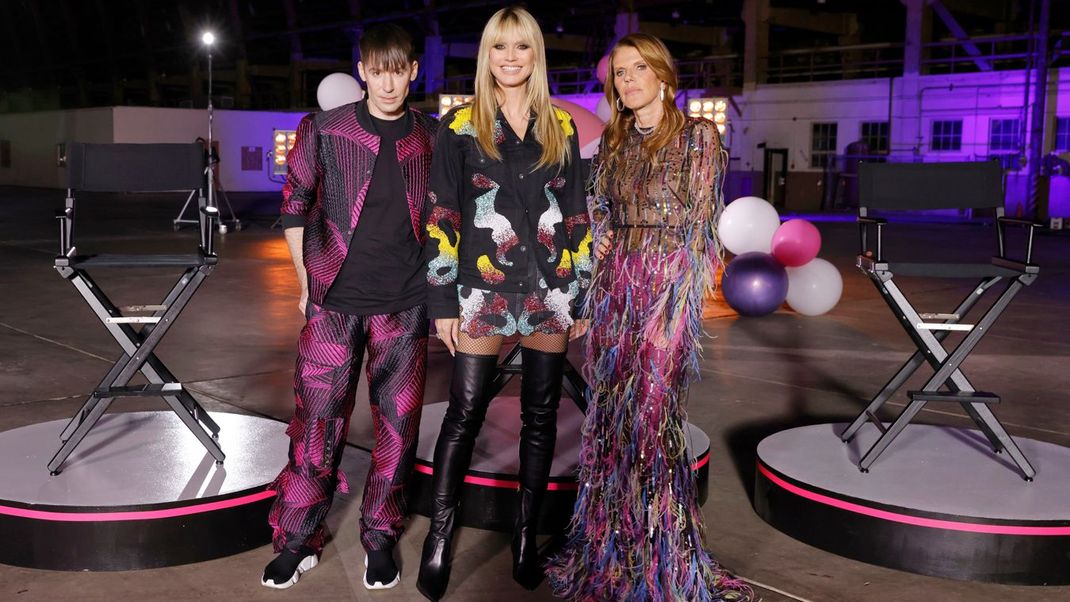 Modisch sind sie schon mal auf einer Linie: Kilian Kerner, Heidi Klum und Anna Dello Russo in der Jury von GNTM 2023.