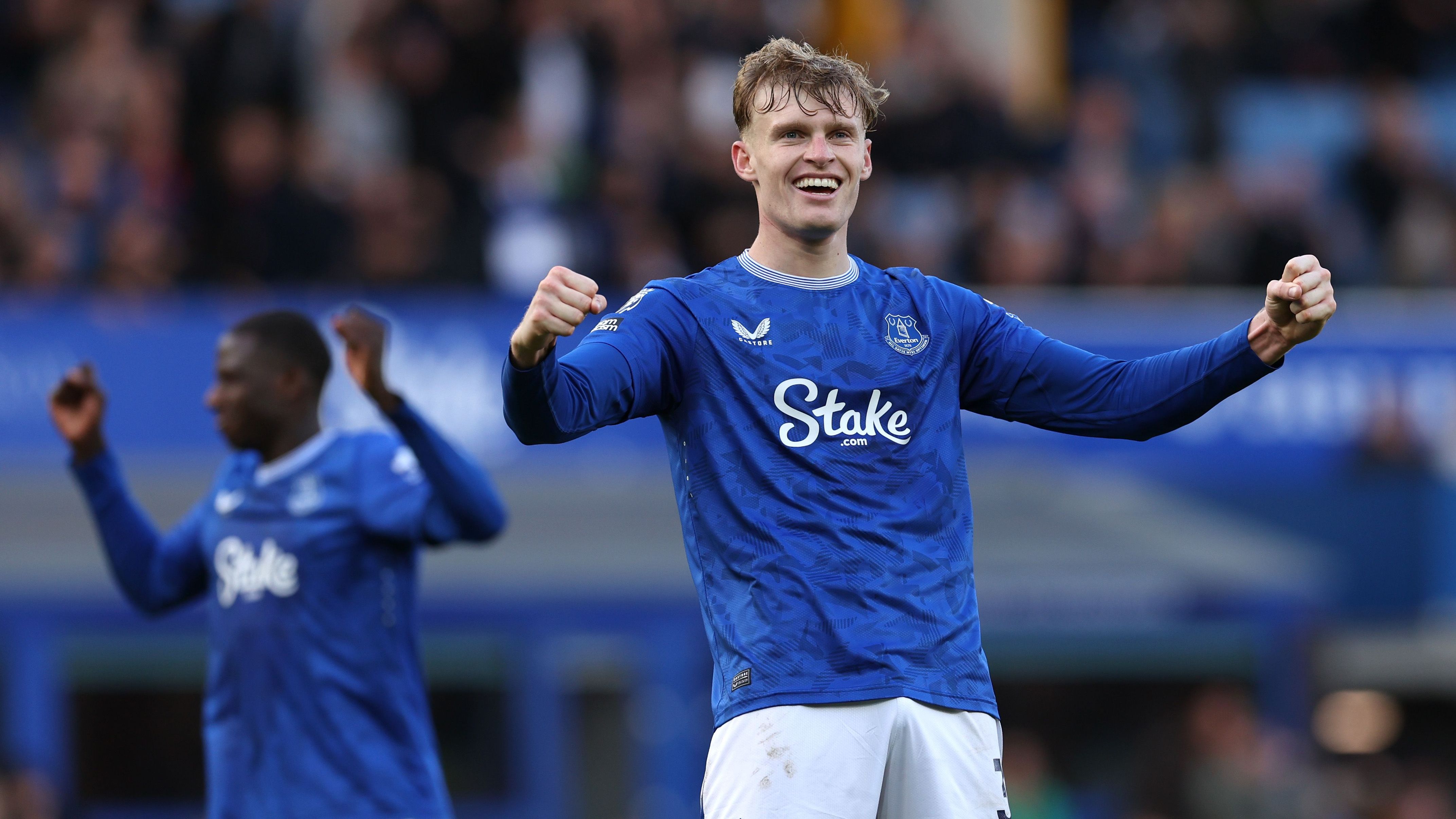 <strong>Jarrad Branthwaite&nbsp;(FC Everton)</strong><br>Etwas überraschend taucht der Namen von Everton-Talent Jarrad Branthwaite in Verbindung mit einem möglichen Real-Wechsel auf. Laut "CaughtOffside" soll der 22 Jahre alte Innenverteidiger nach seiner rasanten Entwicklung ebenfalls ein Kandidat bei den Spaniern sein, allerdings ebenso bei Manchester United. Der Vertrag des 1,95-Meter-Hünen bei Everton läuft noch bis 2027.