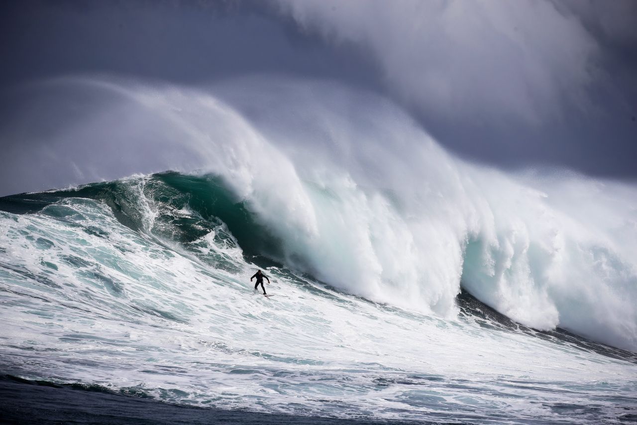 Dungeons, Südafrika: Der Swell muss groß sein, damit sich die Welle vor der Küste Kapstadts aufbäumt. Aber wenn sie bricht, bricht sie gewaltig. Das bekam einst auch ein Local zu spüren, der dem Spot den Namen "Dungeons" (deutsch: "Kerker") gab: Er wurde von 2 aufeinanderfolgenden Wellen minutenlang unter das eiskalte Wasser gedrückt. Und auch Haie, die in der Nähe auf Robben-Jagd gehen, schwimmen hier regelmäßig vorbei. In d