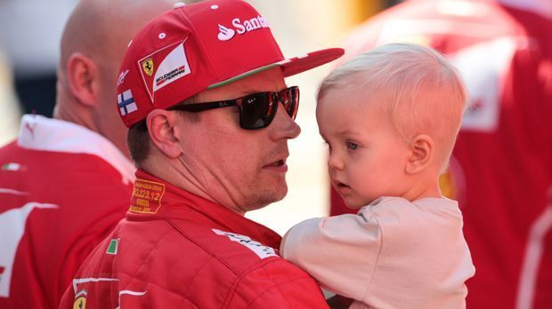 
                <strong>Kimi Räikkönen wird Karaoke-Gastgeber</strong><br>
                Zugegeben, eine komplette Überraschung ist das nicht mehr. Der bekennende Karaoke-Fan (sic!) wird Medienberichten aus seiner Heimat zufolge in Helsinki eine eigene Karaoke-Bar eröffnen. Er wird demnach seine Karriere nach der Saison endgültig beenden, um sich seinem Hobby als Clubbesitzer, Gesangstalent und dem neuen Vollzeitjob als Papa widmen zu können.
              