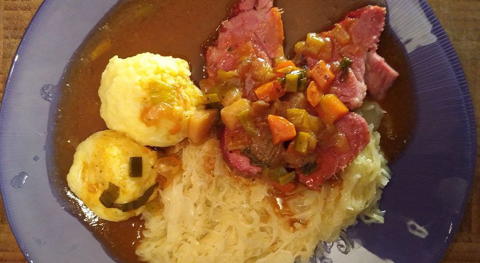 Rezept Kasseler mit Soße, Kartoffelknödel und Sauerkraut