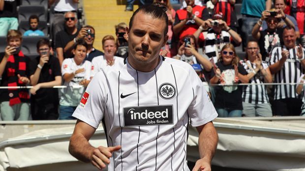 
                <strong>Eintracht Frankfurt</strong><br>
                Alexander Meier (Knie-OP/Rückkehr wohl im März 2018)Jonathan de Guzman (Schultereckgelenkssprengung/Rückkehr wohl im Februar 2018)Nelson Mandela Mbouhom (Kreuzbandriss/Rückkehr wohl Mitte April 2018)
              