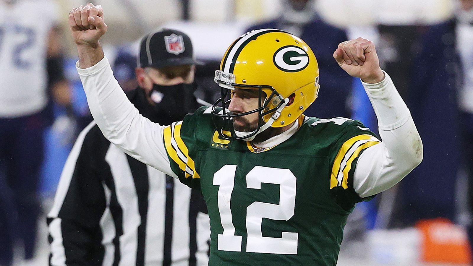 
                <strong>Rodgers reiht sich in legendäre Reihe ein</strong><br>
                Nicht ganz zufällig führen die Packers die offensiven Statistiken in dieser Saison an. Quarterback Aaron Rodgers zeigte seine ganze Klasse und spielte im Alter von 37 Jahren wohl eine seiner besten Regular Seasons jemals. Insgesamt 48 Touchdown-Pässe - damit zieht Rodgers mit den fünftmeisten Passing Touchdowns in einer Saison mit Hall of Famer Dan Marino (1984) gleich. Auf Platz eins dieser Statistik steht übrigens Peyton Manning mit 55 Touchdown-Pässen für die Denver Broncos 2013. 
              