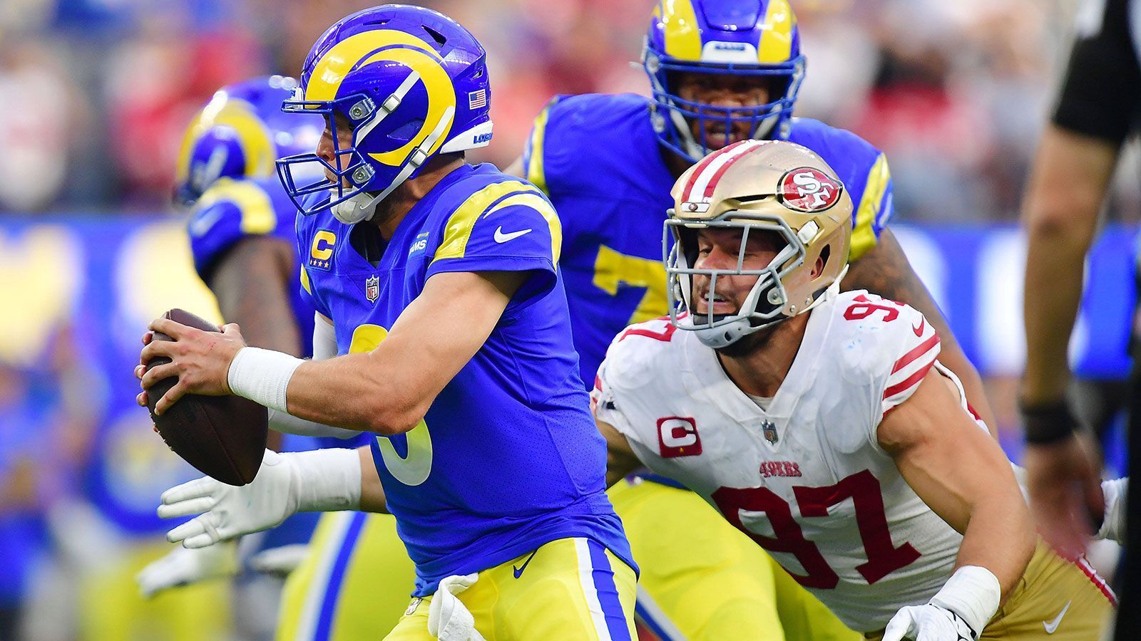 
                <strong>Los Angeles Rams: Wer schützt Stafford?</strong><br>
                Denn auch an der Westküste geht in puncto Pass Protection und Rushing Offense reichlich wenig zusammen. Offensive Tackle Andrew Whitworth (Karriereende) fehlt sowohl als Kommunikator als auch als Stabilisator, der neue Left Tackle Joe Noteboom verletzte sich Mitte Oktober (Achillessehnenriss) und fällt den Rest der Saison aus. Die mangelnde Kontinuität in der O-Line bekommt auch Quarterback Matthew Stafford zu spüren, der bereits 24 Mal zu Boden gebracht wurde.
              