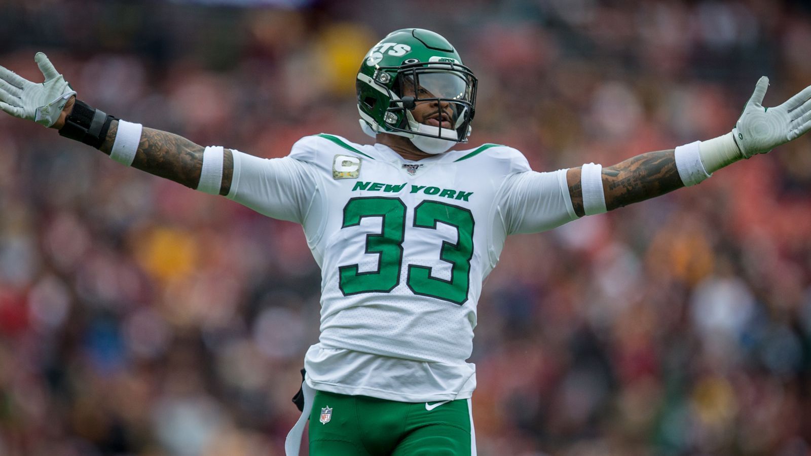 
                <strong>Jamal Adams (New York Jets)</strong><br>
                Neben Bell gibt es auch Gerüchte um die Zukunft von Jamal Adams. Der Safety ist seit 2017 bei den Jets unter Vertrag. Bereits im Oktober kam das Gerücht auf, dass die Jets Adams traden wollten. Der Pro Bowler von 2018 hatte via Twitter Gerüchten widersprochen, wonach er einen Trade aus New York anstreben würde. Der Safety griff dabei auch General Manager Jou Douglas an. "Jegliche Berichte, wonach ich um einen Trade gebeten habe, sind falsch", schrieb Adams. "Am Ende der letzten Woche traf ich mich mit dem GM und Coach Gase und sagte ihnen, dass ich in New York bleiben will. Gestern wurde mir von meinem Berater mitgeteilt, dass man mich hinter meinem Rücken anderen Teams angeboten hatte, obwohl ich darum gebeten hatte, hier bleiben zu dürfen. Verrücktes Geschäft", so der 24-Jährige. Gut möglich, dass ihn das verrückte Geschäft 2020 zu einem neuen Team bringt.
              