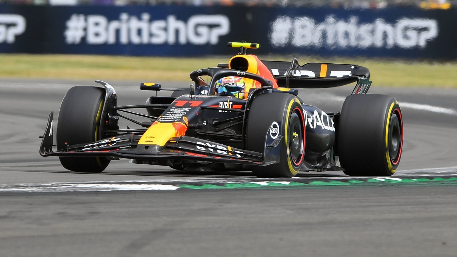 
                <strong>Sergio Perez (Red Bull Racing)</strong><br>
                Während sein Teamkollege Max Verstappen vorne buchstäblich alleine seine Kreise zieht, schaffte es Perez in den vergangenen fünf (!) Qualifyings nicht in die Top 10. Und das mit dem fraglos besten Auto im Feld. Zwar korrigiert er diese Fauxpas im Rennen meistens, aber alles andere als ein Red-Bull-Doppelsieg bei derartiger Dominanz ist eigentlich ein Fehlschlag. Bereits bei De Vries bewiesen die Verantwortlichen eine kurze Zündschnur.
              