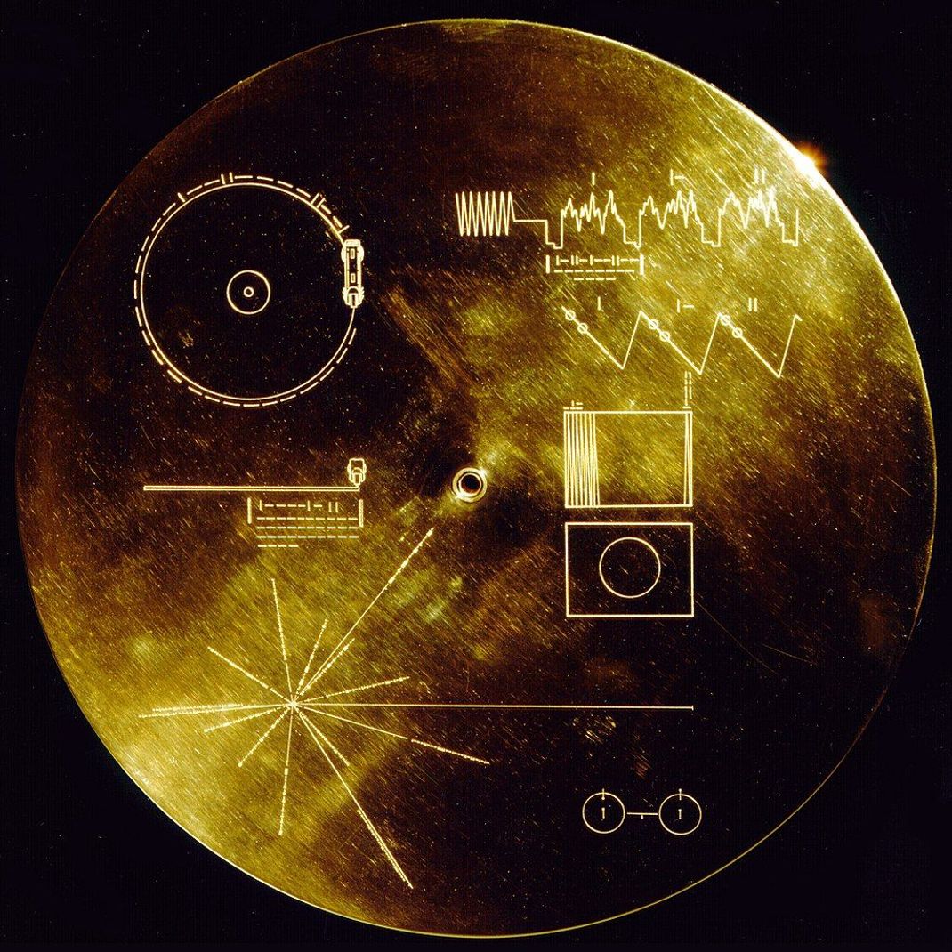 Goldene Schallplatten für Außerirdische? Das hört sich absurd an, aber solche Dinger existieren. Der Grund: Wenn Aliens die Datenplatten Voyager Golden Records finden würden, könnten sie anhand der Daten von der Menschheit und ihrer Position im Universum erfahren.&nbsp;