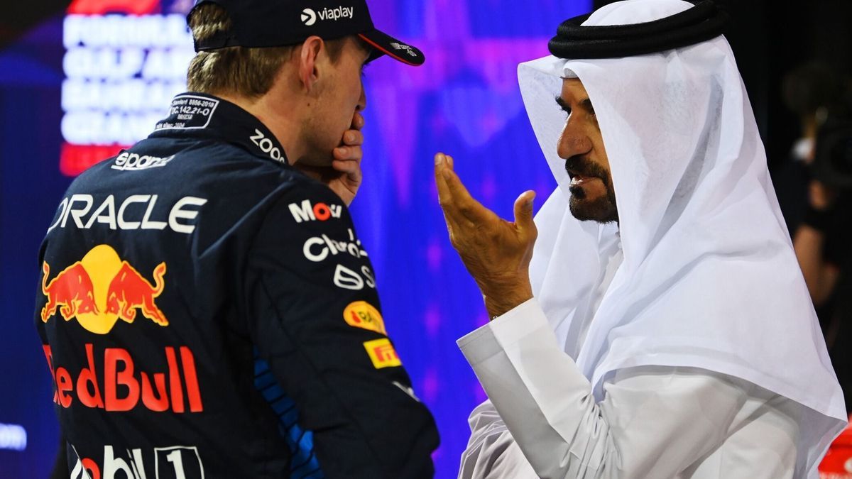 Symbolisch: Vor FIA-Boss Bin Sulayem hält sich Verstappen lieber den Mund zu
