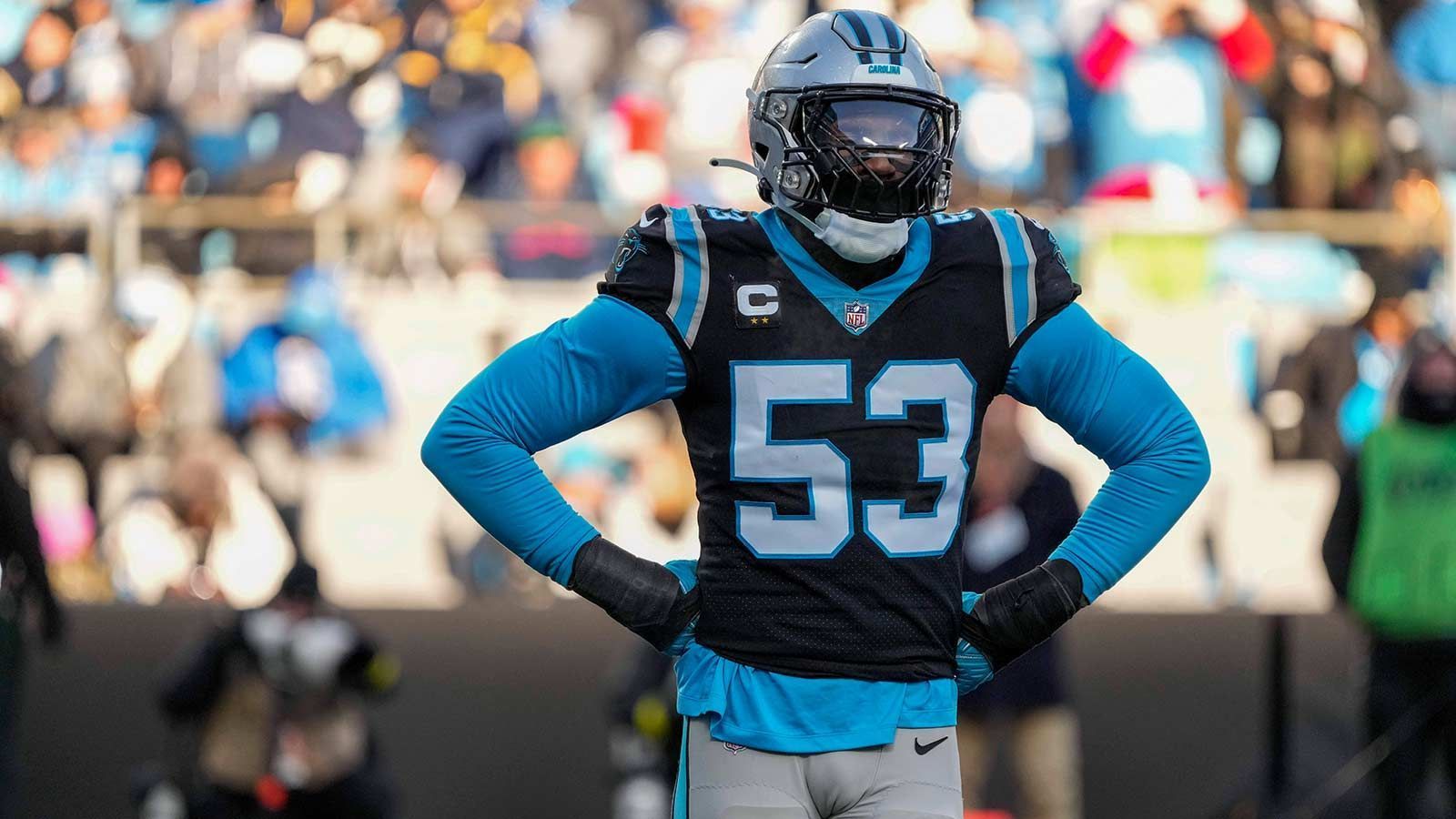 
                <strong>Carolina Panthers - Brian Burns, Edge Rusher</strong><br>
                Seit Jahren befinden sich die Carolina Panthers im grauen Mittelmaß der NFL. Einer der wenigen herausragenden Spieler war dabei Edge Rusher Brian Burns. In vier Spielzeiten sammelte der Quarterback-Jäger starke 38 Sacks und wurde 2021 sowie 2022 mit Pro-Bowl-Nominierungen belohnt. Insbesondere in der abgelaufenen Saison stach der 25-Jährige hervor und stellte sowohl in Sachen Sacks (12,5) als auch in der Kategorie Tackles (63) neue Karriere-Bestwerte auf.Honorable Mentions: Quarterback Bryce Young, Cornerback Jaycee Horn
              