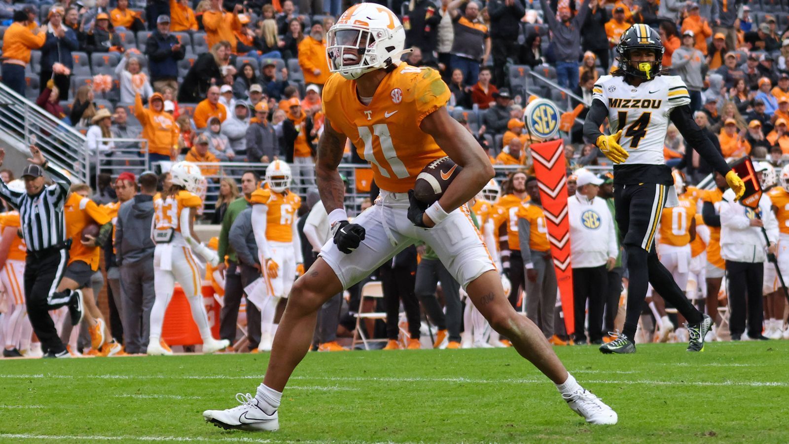 
                <strong>Jalin Hyatt (Wide Receiver, Tennessee)</strong><br>
                Mit der Empfehlung von 15 Touchdowns für Tennessee in der vergangenen College-Saison geht Jalin Hyatt in den Scouting Combine. Zugute kam ihm dabei das auf Vertikalpässe ausgelegte Spiel seiner Uni. Hyatt gilt als einer der dynamischsten Receiver des Draft-Jahrgangs. Im Combine muss er unter Beweis stellen, dass er auch die Routen für die Brot-und-Butter-Plays beherrscht. Hyatt ist wie alle Wide Receiver am Samstag bei den On-Field-Workouts im Einsatz.
              