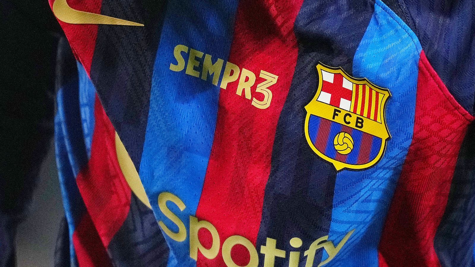 
                <strong>Extra-Schriftzug auf der Brust</strong><br>
                Während des Spiels tragen die Barca-Kicker wieder ihre richtigen Namen und Nummern auf dem Rücken, doch zumindest auf der Brust wird Pique mit dem Schriftzug "Sempr3" (auf Deutsch: "Für Immer") auf dem Trikot gewürdigt.
              