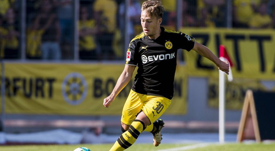 
                <strong>Felix Passlack (19 Jahre, Borussia Dortmund)</strong><br>
                Weiter geht's in der Bundesliga. Felix Passlack gewann in jeder seiner letzten vier Saisons in den BVB-Jugendmannschaften den deutschen Meistertitel. Dementsprechend große Stücke setzen die Dortmund-Verantwortlichen auf ihn. Seit seinem Bundesliga-Debüt im März 2016 lief er 20 Mal für die Borussia auf. In der kommenden Saison will er sich einen Stammplatz in der rechten Verteidigung erkämpfen - allerdings steht auch eine Leihe nach Hoffenheim im Raum.
              