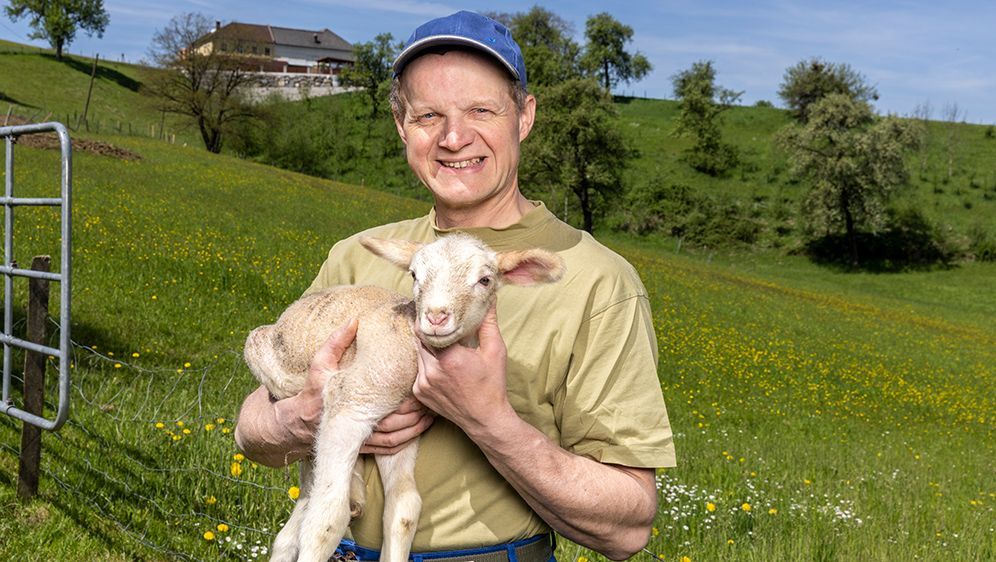 Der Schafzüchter und Landwirt wünscht sich eine Frau fürs Leben.